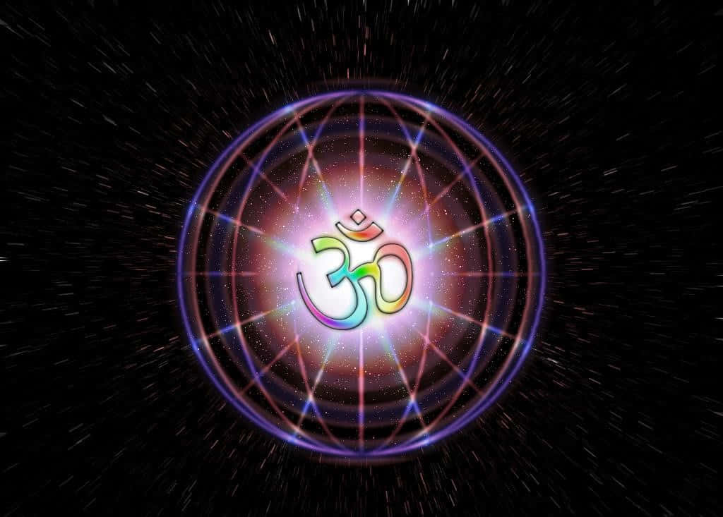 嗡 桌布 壁紙 — 一個光芒四射的多色 Om 符號在星場背景下，於發光的宇宙球體中心脈動。