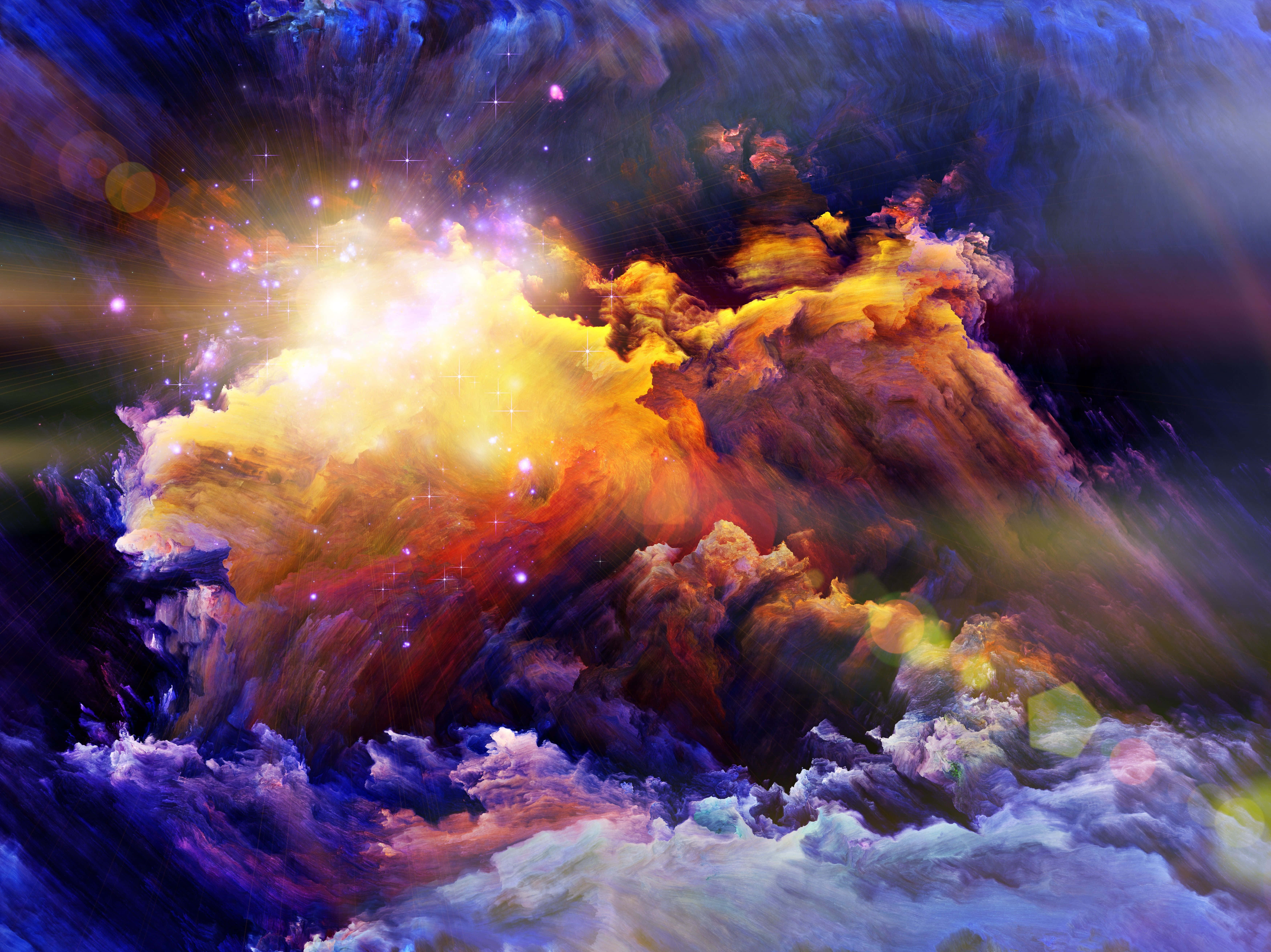 雲朵 桌布 壁紙 — 一個光芒四射的宇宙星雲在旋轉的深藍色星場中爆發出金色橙光。