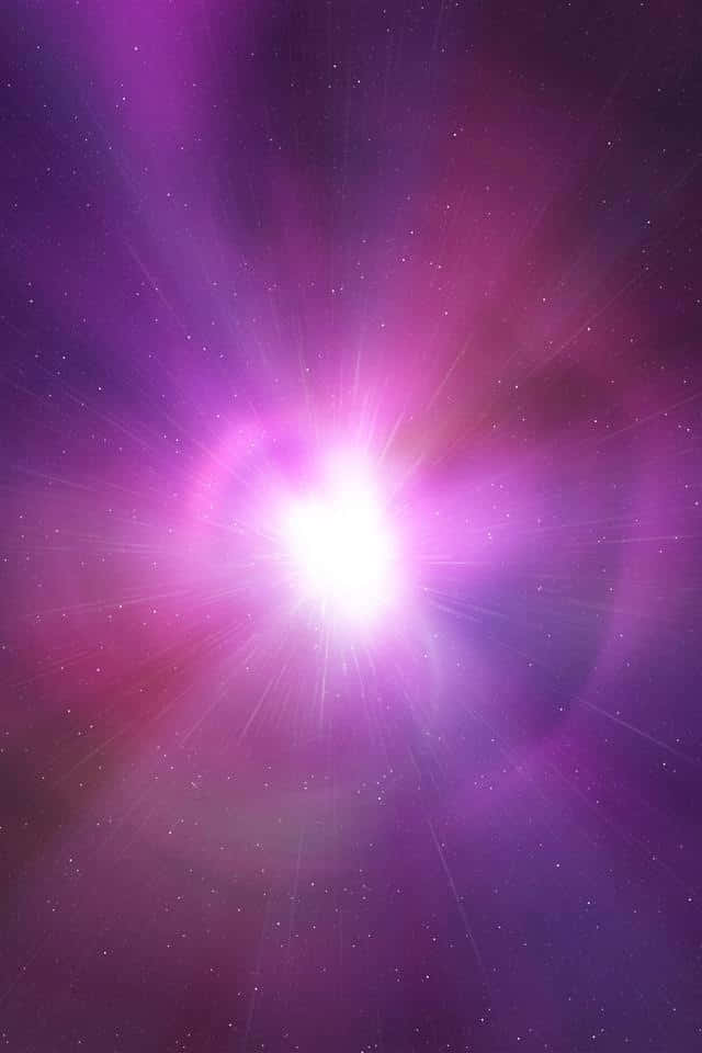 iOS 4 桌布 壁紙 — 一個光芒四射的紫色星雲，中央有燦爛的星爆，照亮了深空中的星場。