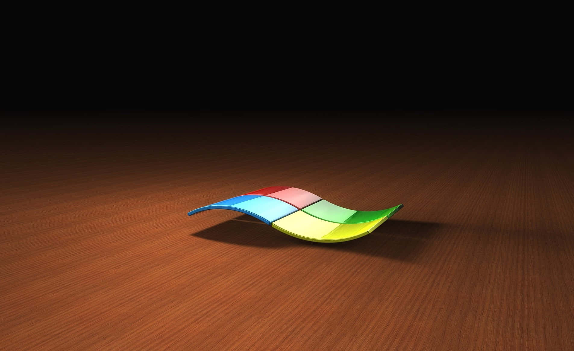 Windows 8 桌布 壁紙 — 一個光面的Windows標誌放在拋光木地板上，在黑色背景的戲劇性聚光燈下。