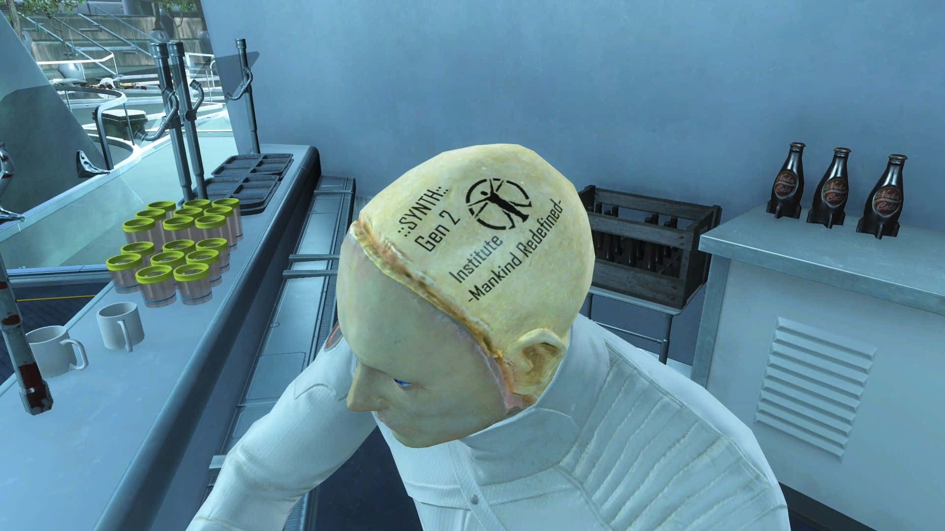 Fallout 4 Institute 桌布 壁紙 — 一個光頭人形生物穿著白色實驗室外套，俯身靠在櫃檯上，剃光的頭部顯示「Synth Gen 2 Institute」文字和標誌。