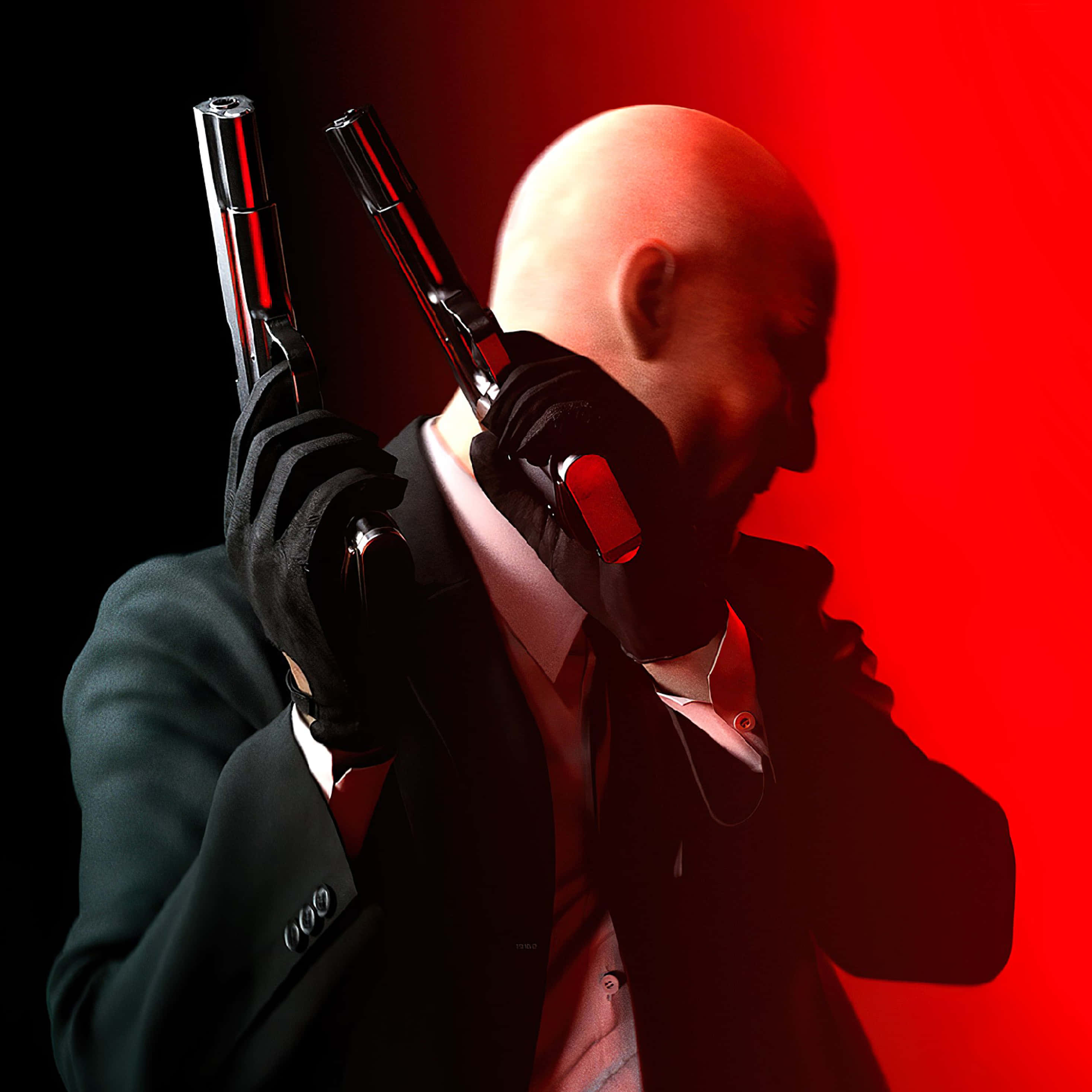 1080p Hitman Absolution 桌布 壁紙 — 一個光頭刺客穿著深色西裝，在鮮明的紅色和黑色背景下手持兩把手槍。