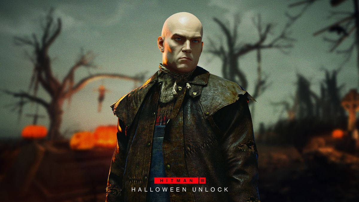 hitman absolution HD 桌布 壁紙 — 一個光頭刺客穿著破爛的皮衣，站在陰森的萬聖節森林中，背景有發光的南瓜和光禿禿的樹木。