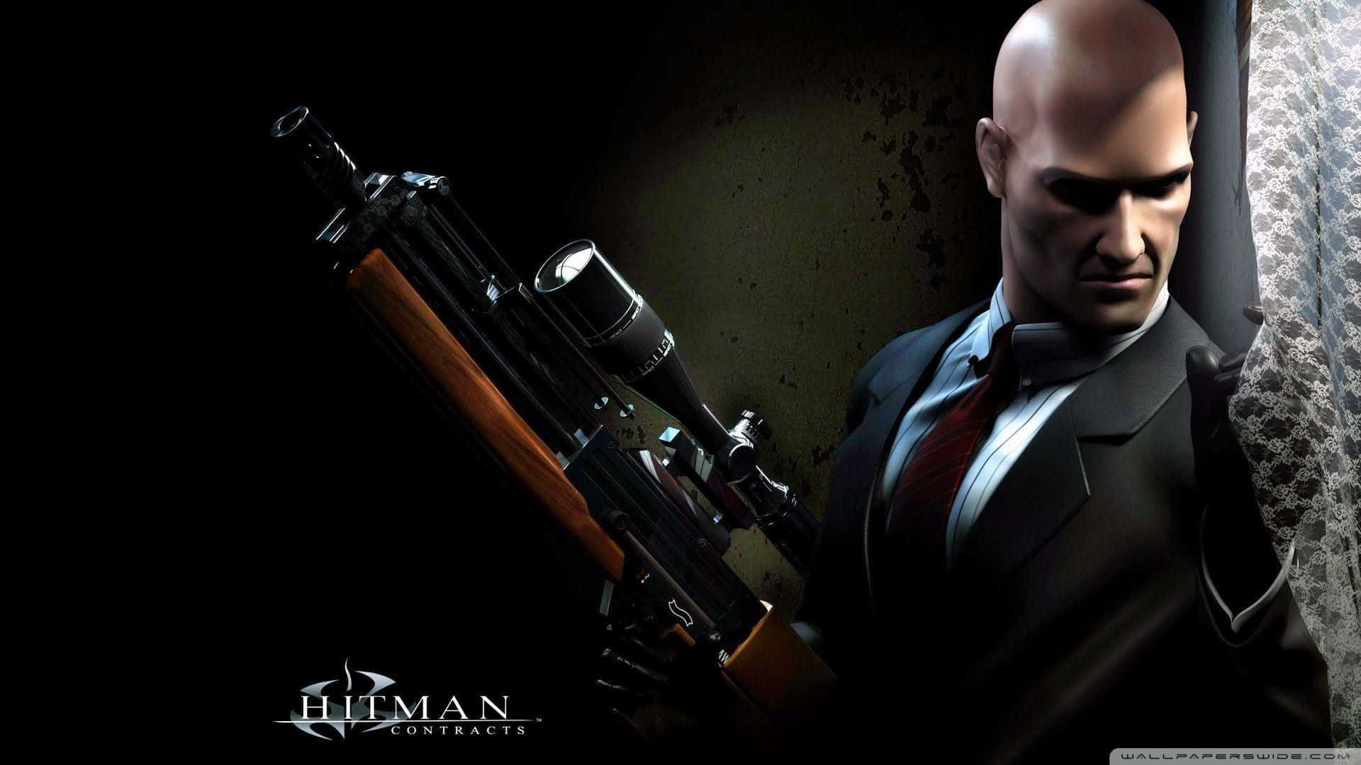 1920x1080 Hitman Absolution 桌布 壁紙 — 一個光頭刺客穿著西裝，在戲劇性燈光下，以深色紋理牆壁為背景，手持狙擊步槍。