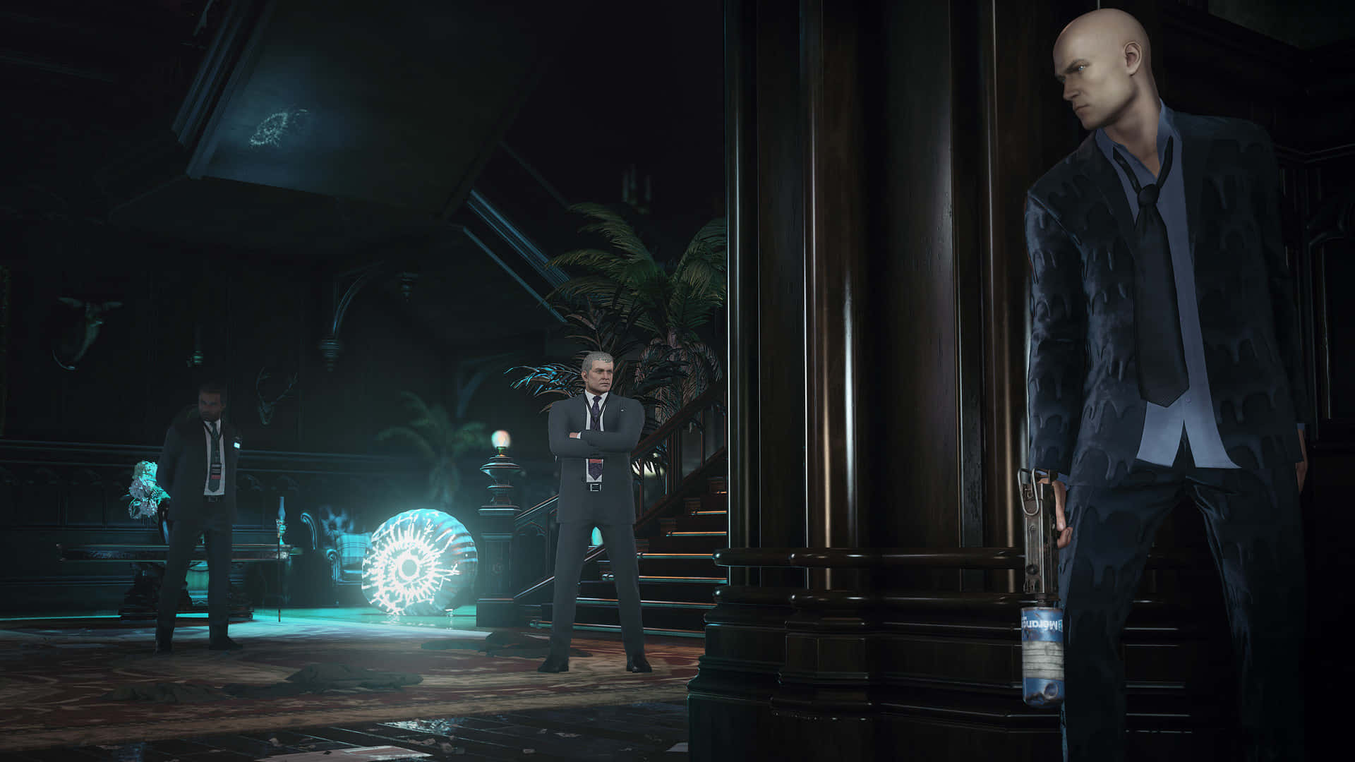 Hitman 2 桌布 壁紙 — 一個光頭刺客穿著西裝，站在燈光昏暗的豪宅走廊中，周圍有發光的藍色能量球和其他穿西裝的男人。