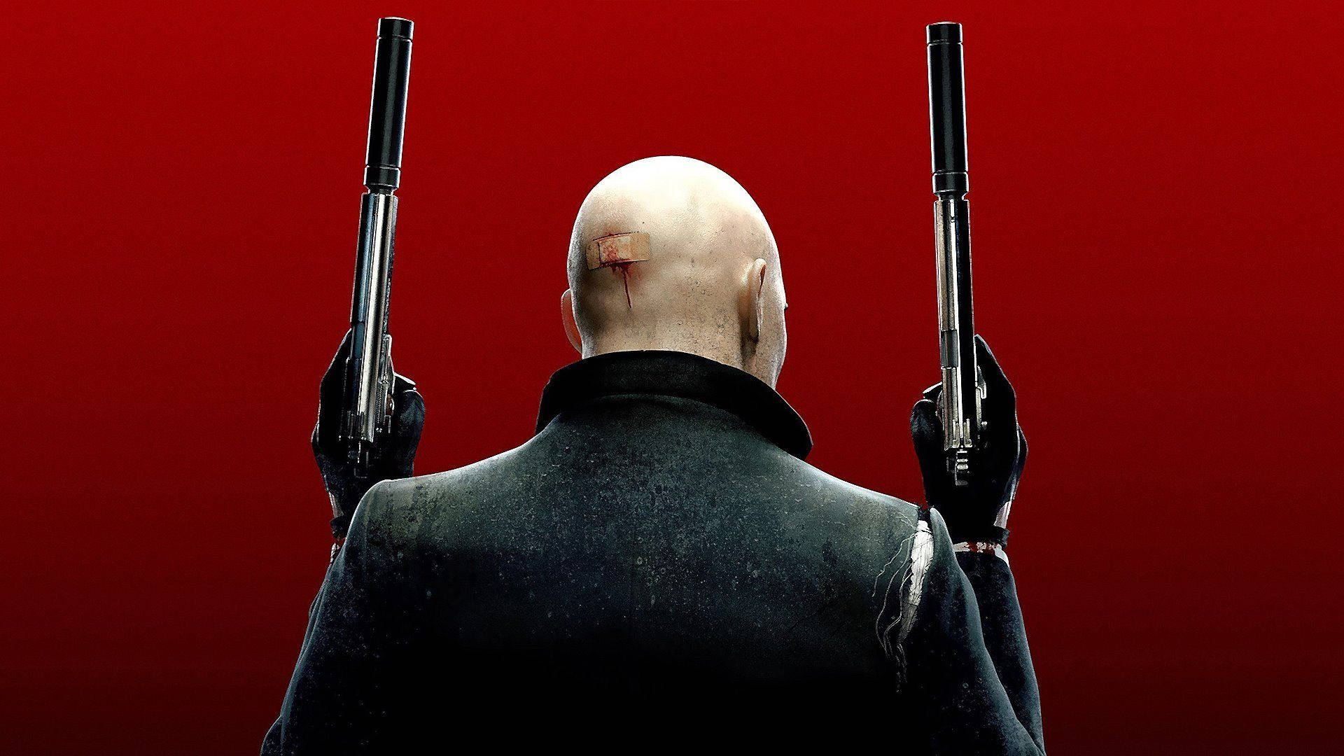 Hitman Absolution 桌布 壁紙 — 一個光頭刺客穿著黑色外套，舉起兩把手槍，背景是鮮豔的紅色。