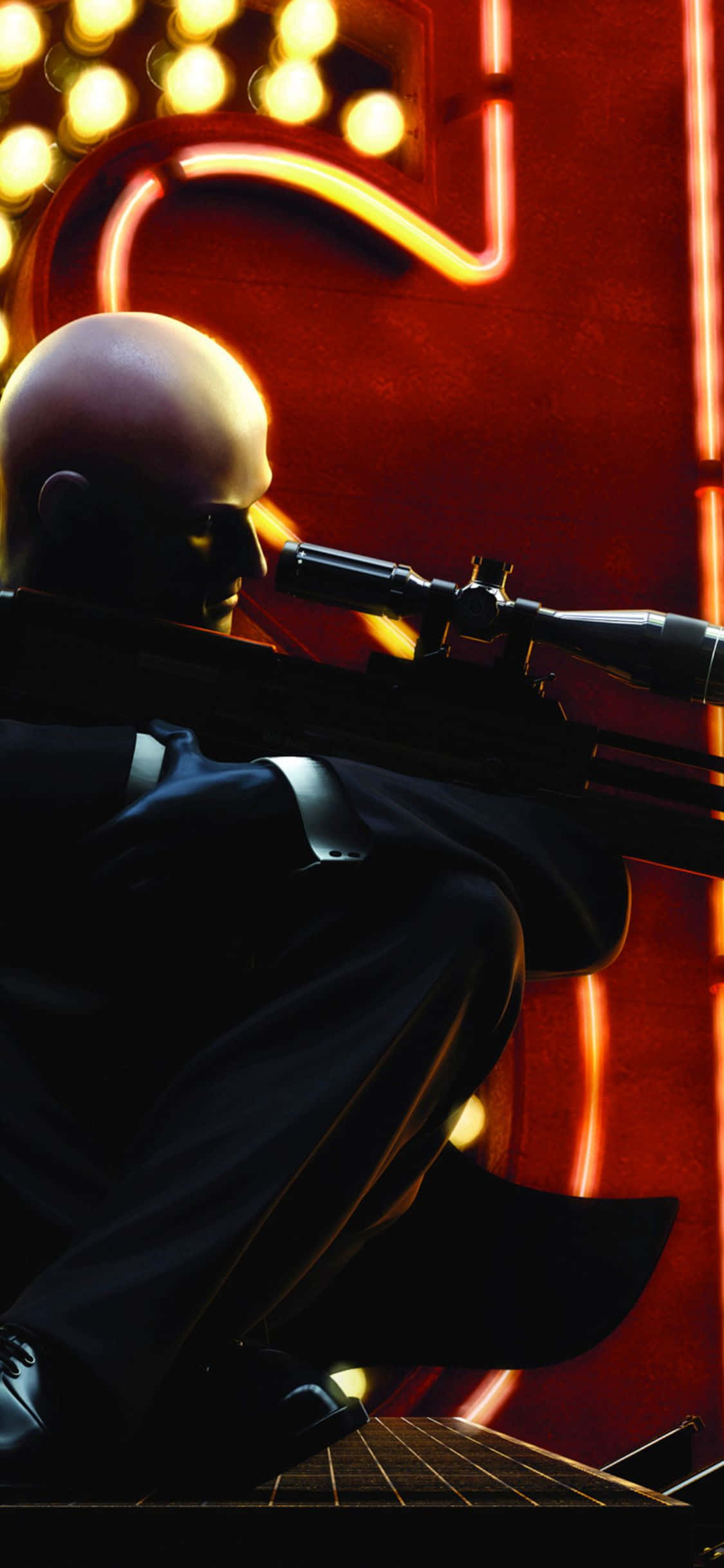 iPhone X Hitman Absolution 桌布 壁紙 — 一個光頭刺客穿著黑色西裝，以發光的紅色霓虹燈招牌為背景，瞄準狙擊步槍。