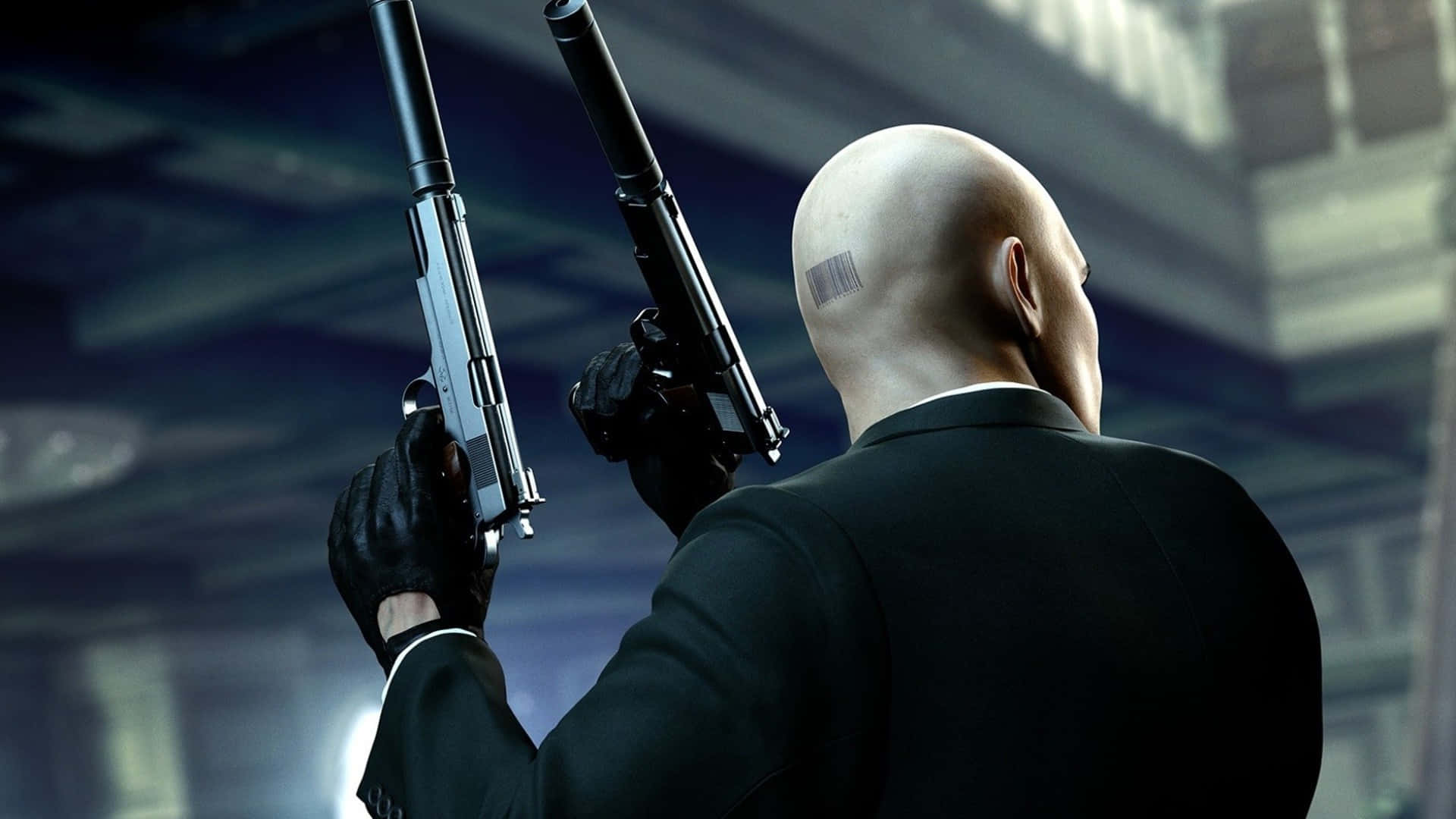 Hitman Desktop 桌布 壁紙 — 一個光頭刺客穿著黑色西裝，在昏暗的城市小巷中將兩把手槍扛在肩上。