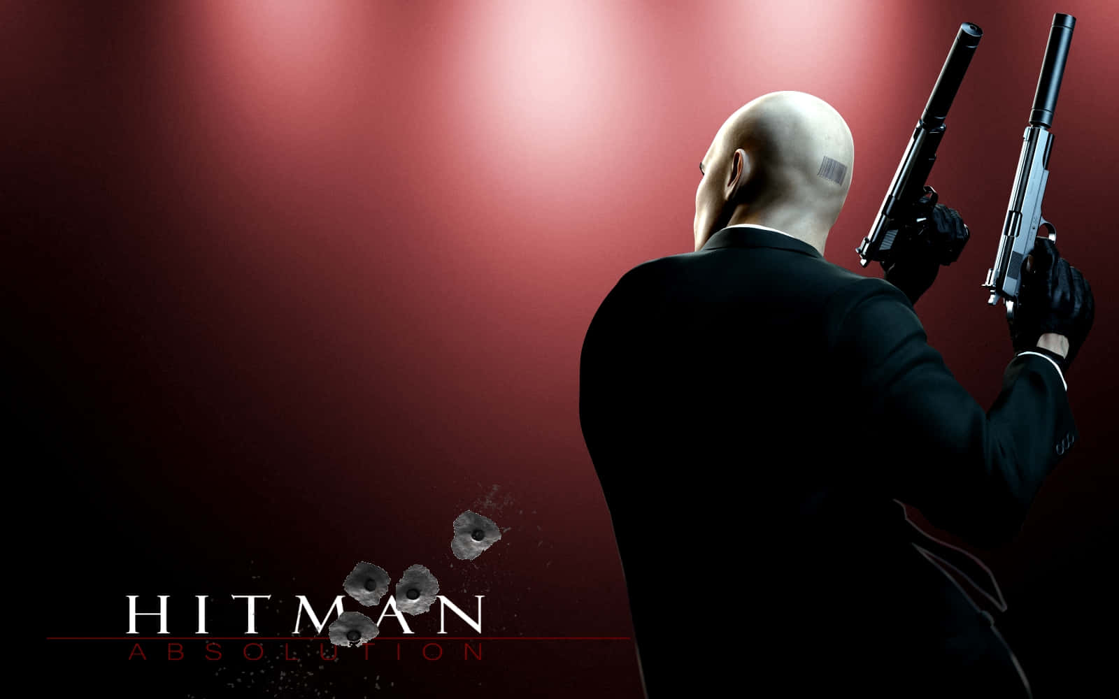 1080p Hitman Absolution 桌布 壁紙 — 一個光頭刺客穿著黑色西裝，拿著兩把手槍，對著一面有彈孔和遊戲標題文字的漸變紅色牆壁。