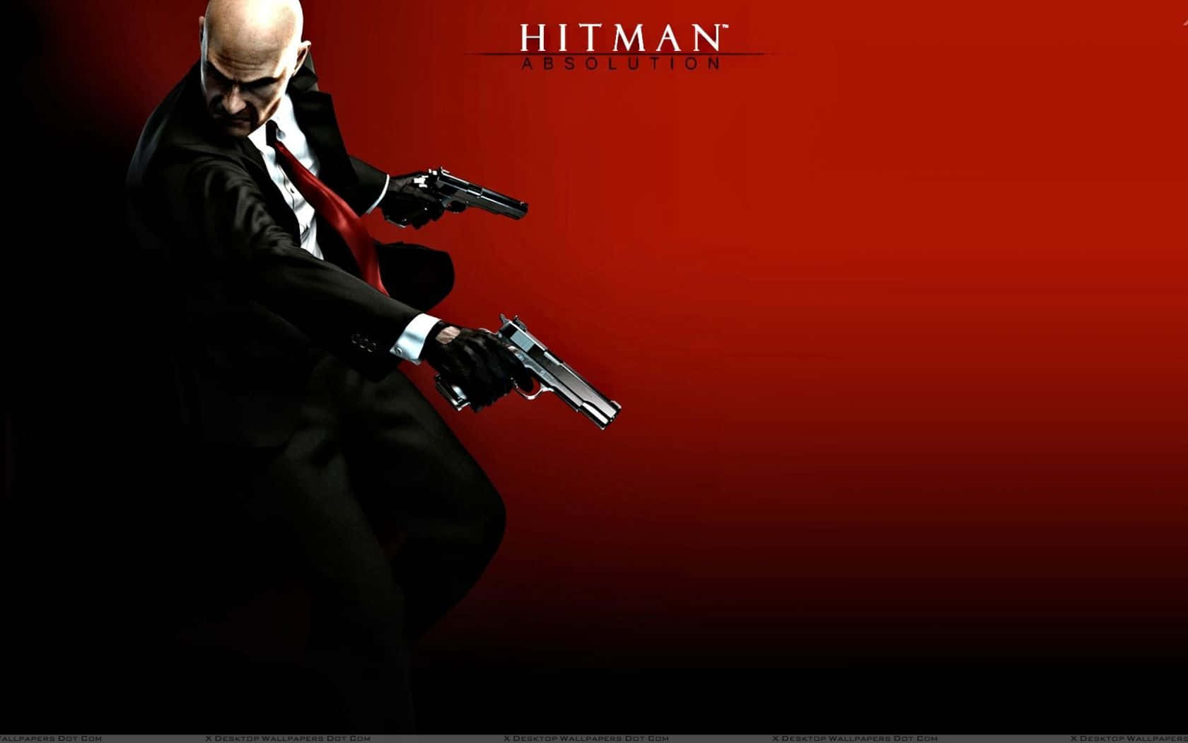 Hitman Absolution 桌布 壁紙 — 一個光頭刺客穿著黑色西裝和紅色領帶，在紅色漸變背景上瞄準兩把手槍，並帶有「Hitman Absolution」文字。