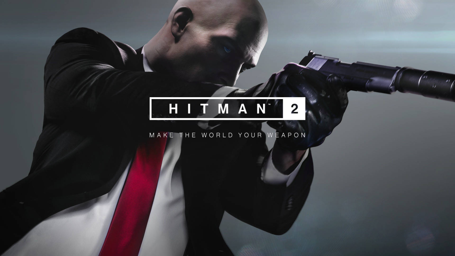 hitman iPhone 桌布 壁紙 — 一個光頭刺客穿著黑色西裝和紅色領帶，在煙霧灰色背景前專注地瞄準一把消音手槍。