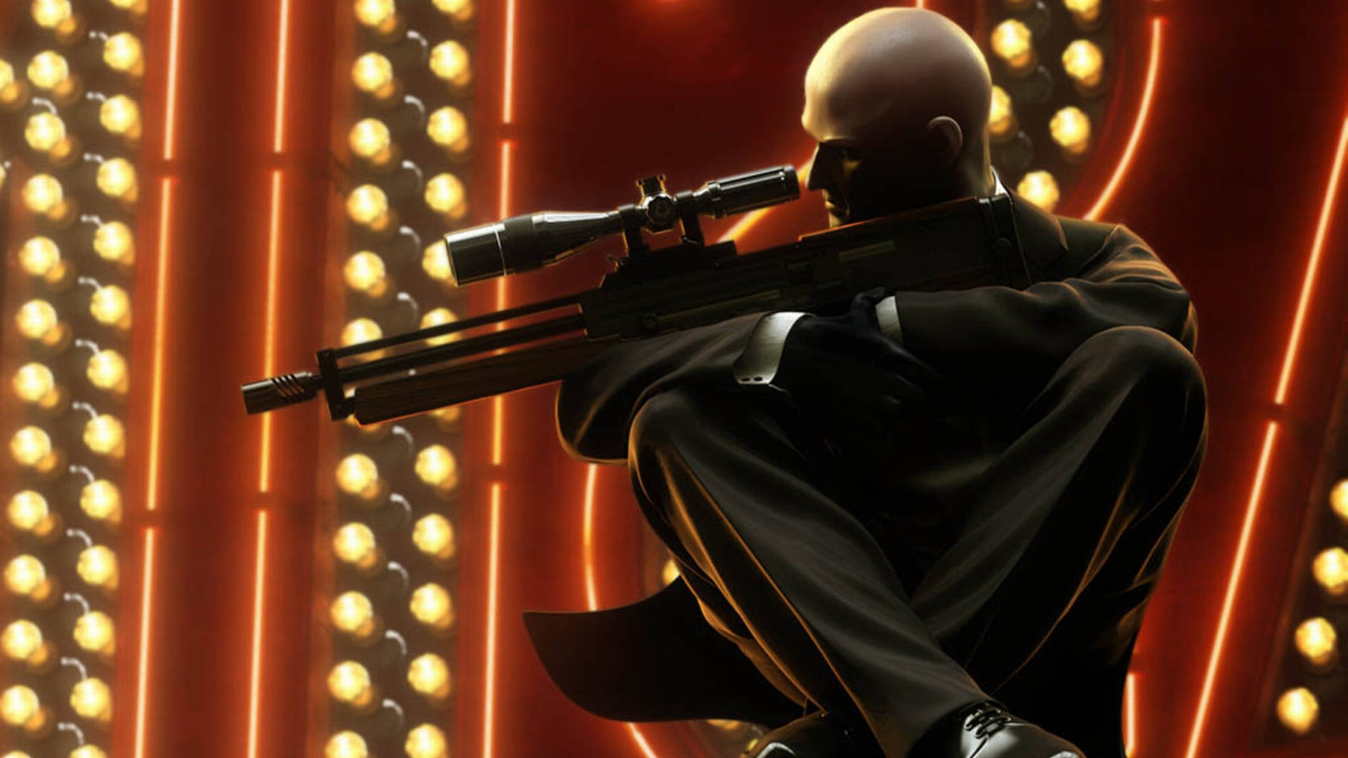 hitman absolution HD 桌布 壁紙 — 一個光頭刺客穿著黑色西裝蹲下，瞄準狙擊步槍，背景是發光的橙色舞台燈光。