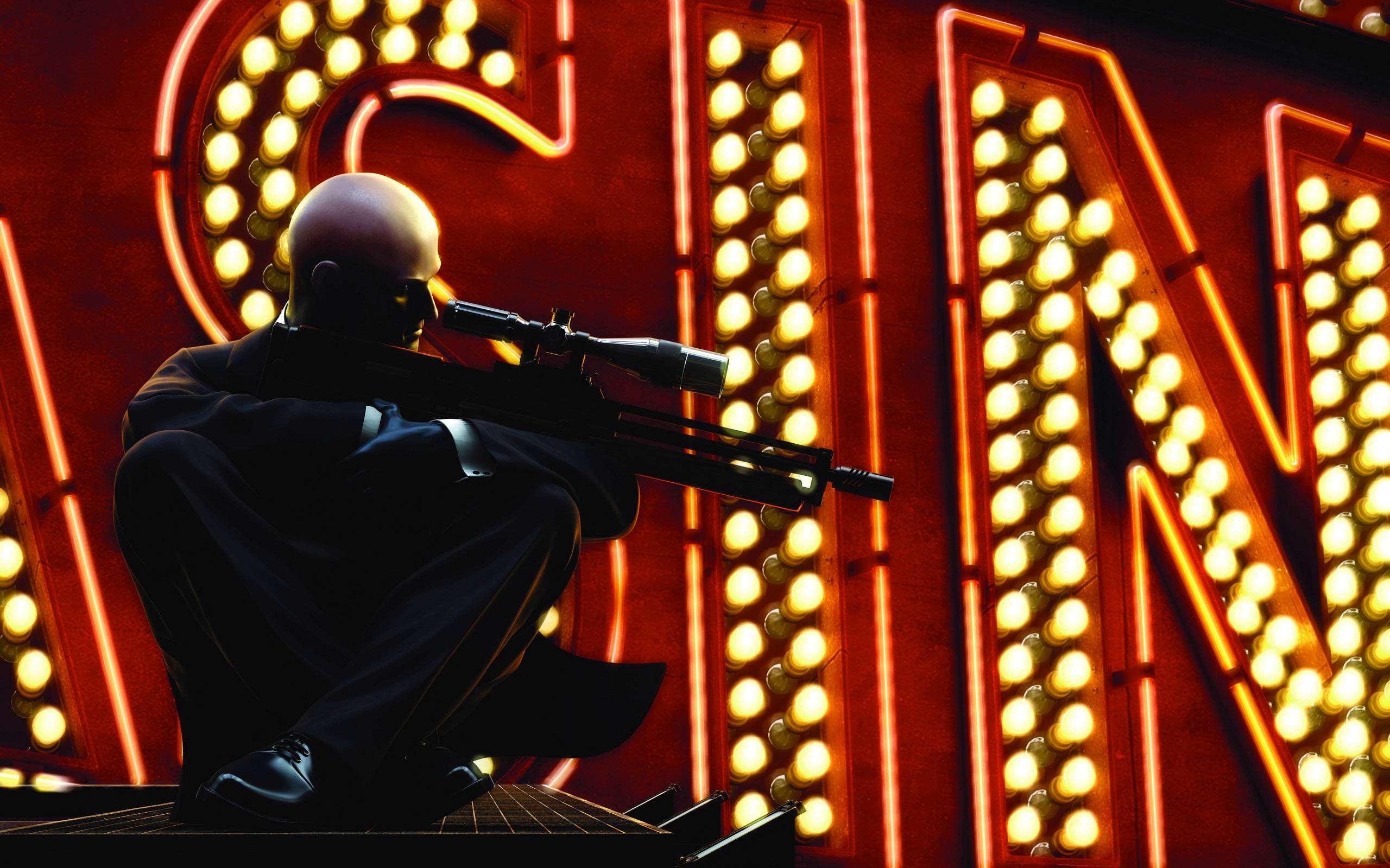hitman absolution HD 桌布 壁紙 — 一個光頭刺客身穿黑色衣服蹲下，用狙擊步槍瞄準一個帶有明亮燈泡的發光紅色霓虹燈牌。