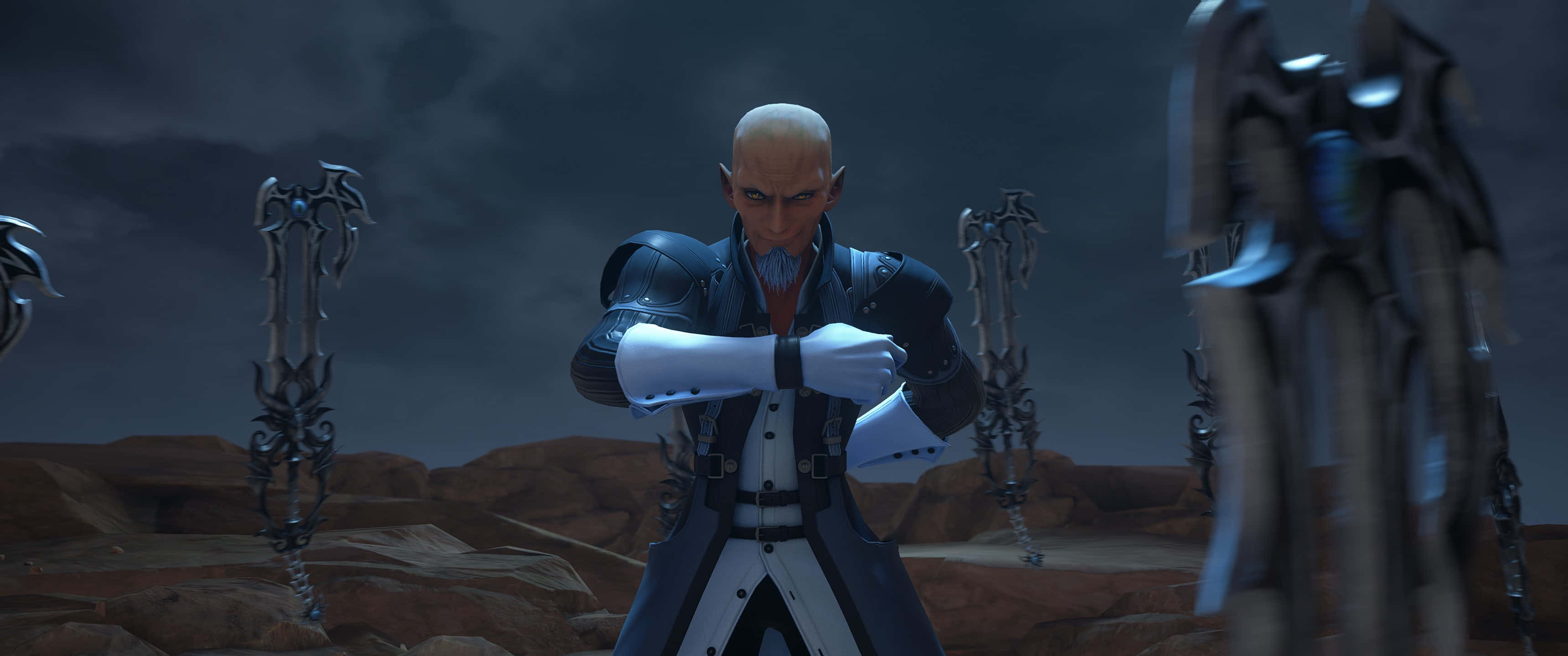 Kingdom Hearts Xehanort 桌布 壁紙 — 一個光頭動漫戰士身穿暗色盔甲，在岩石荒地中挑釁地站立，暴風雨的天空下附近有發光的武器。