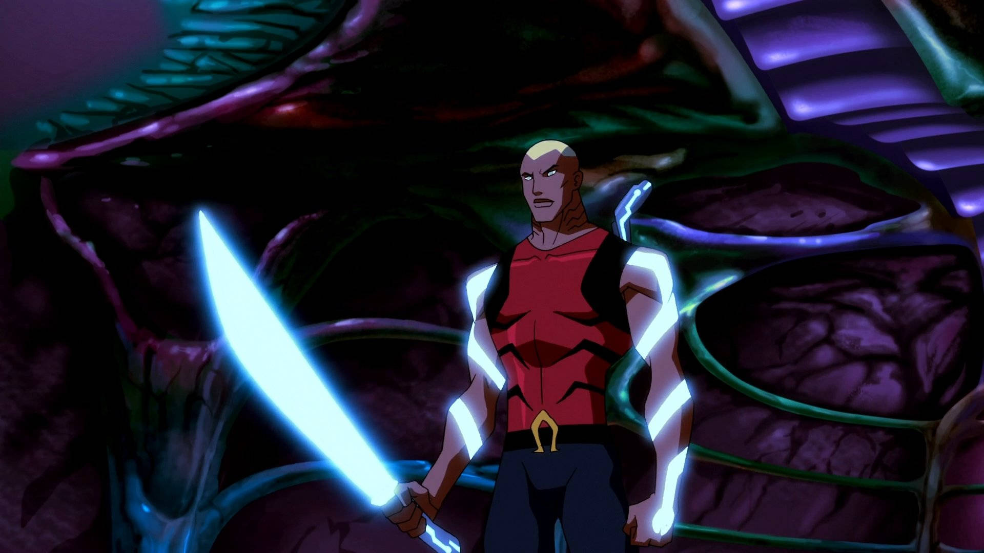 Young Justice 桌布 壁紙 — 一個光頭動漫戰士身穿紅色盔甲，揮舞著發光的藍色劍，對抗一個帶有紫色和藍綠色照明的黑暗外星生物群落。