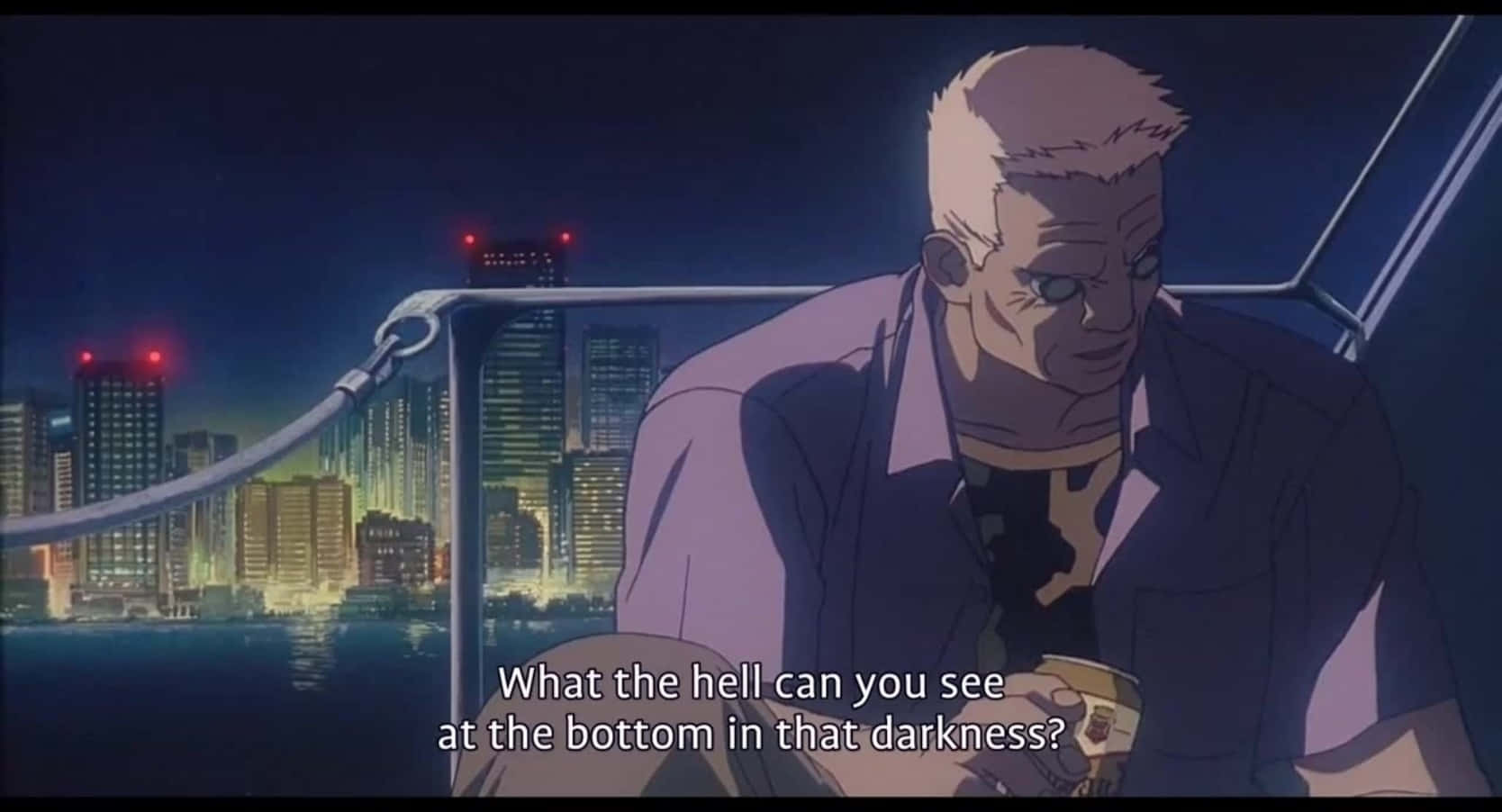 Ghost In The Shell Batou 桌布 壁紙 — 一個光頭動漫男人穿著紫色襯衫，靠在欄杆上，俯瞰夜晚霓虹燈閃爍的城市景觀。