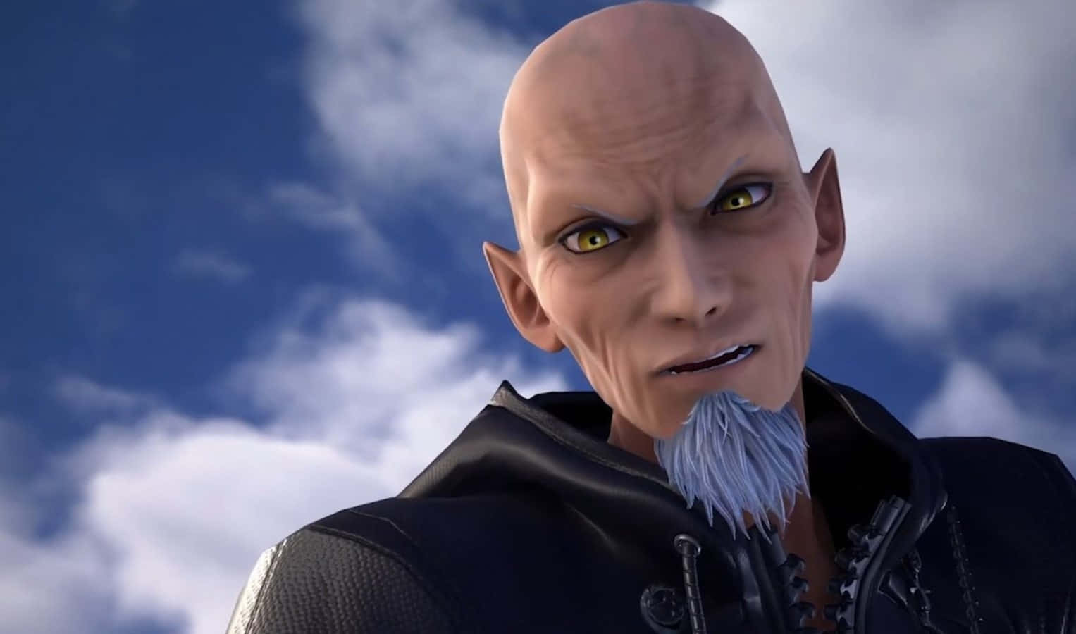 Kingdom Hearts Xehanort 桌布 壁紙 — 一個光頭動畫反派，有著發光的黃色眼睛和白色山羊鬍，在陰天的藍色天空下強烈地凝視著。