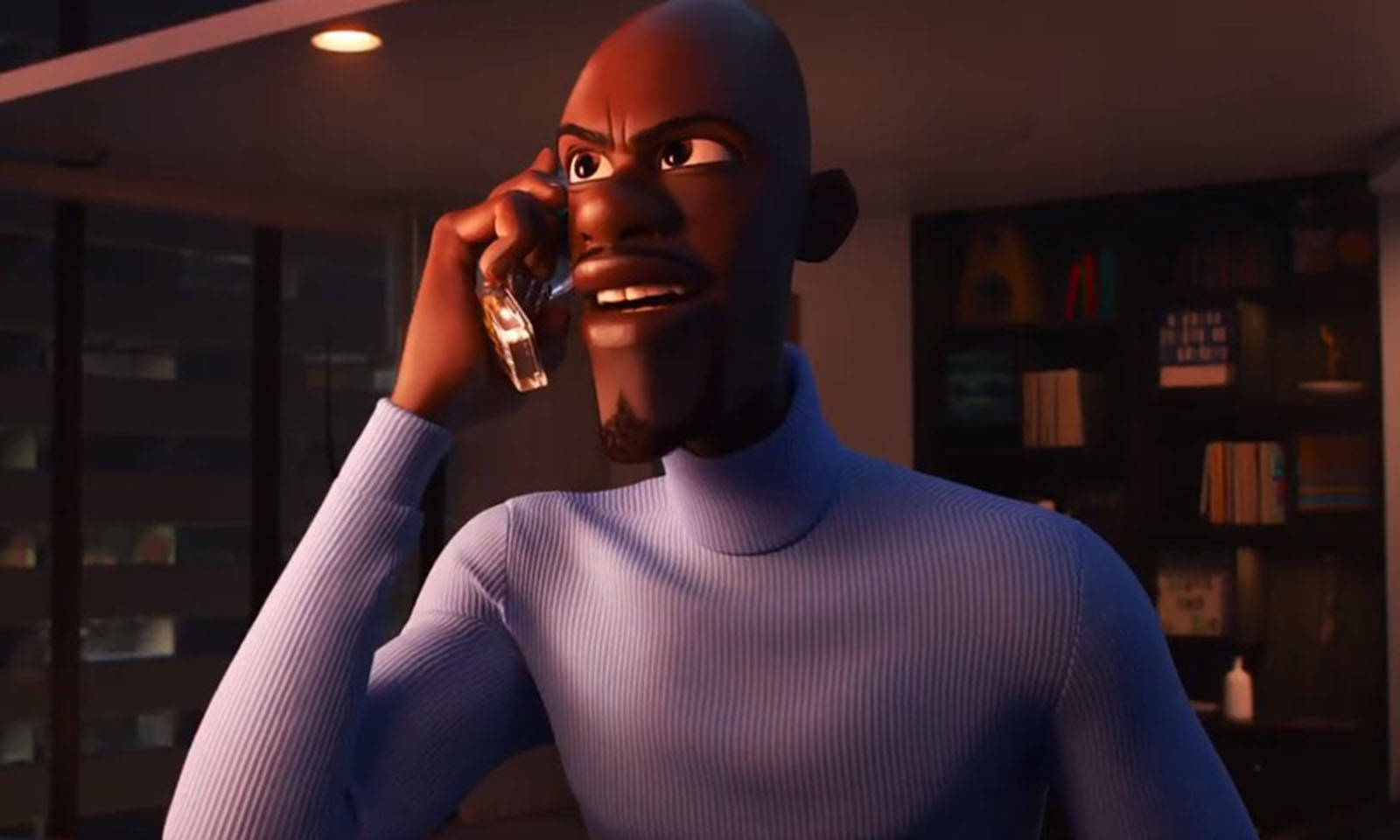 Frozone 桌布 壁紙 — 一個光頭動畫男子穿著藍色高領毛衣，在光線昏暗的現代房間裡，旁邊有書架，正在講電話。