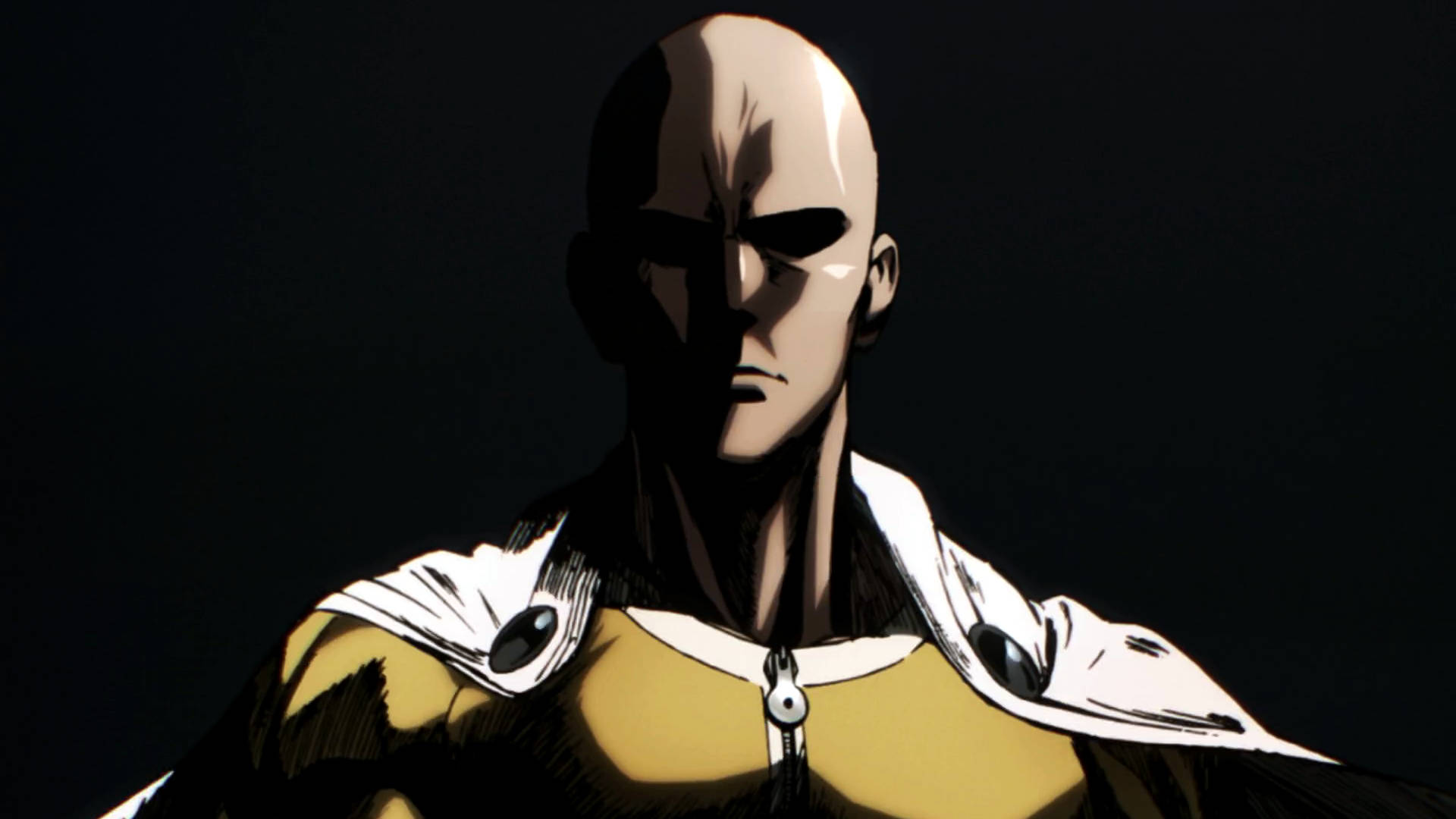 Saitama 桌布 壁紙 — 一個光頭動畫英雄穿著黃白相間的西裝，在黑色背景下站在戲劇性的陰影中，眼神銳利。