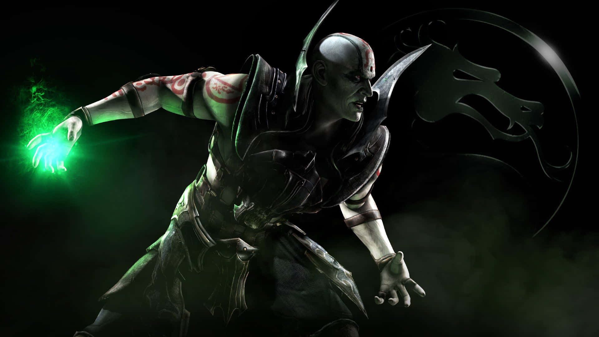 Mortal Kombat Quan Chi 桌布 壁紙 — 一個光頭戰士身穿黑色盔甲，在黑色背景上帶有龍徽，從手中引導發光的綠色能量。
