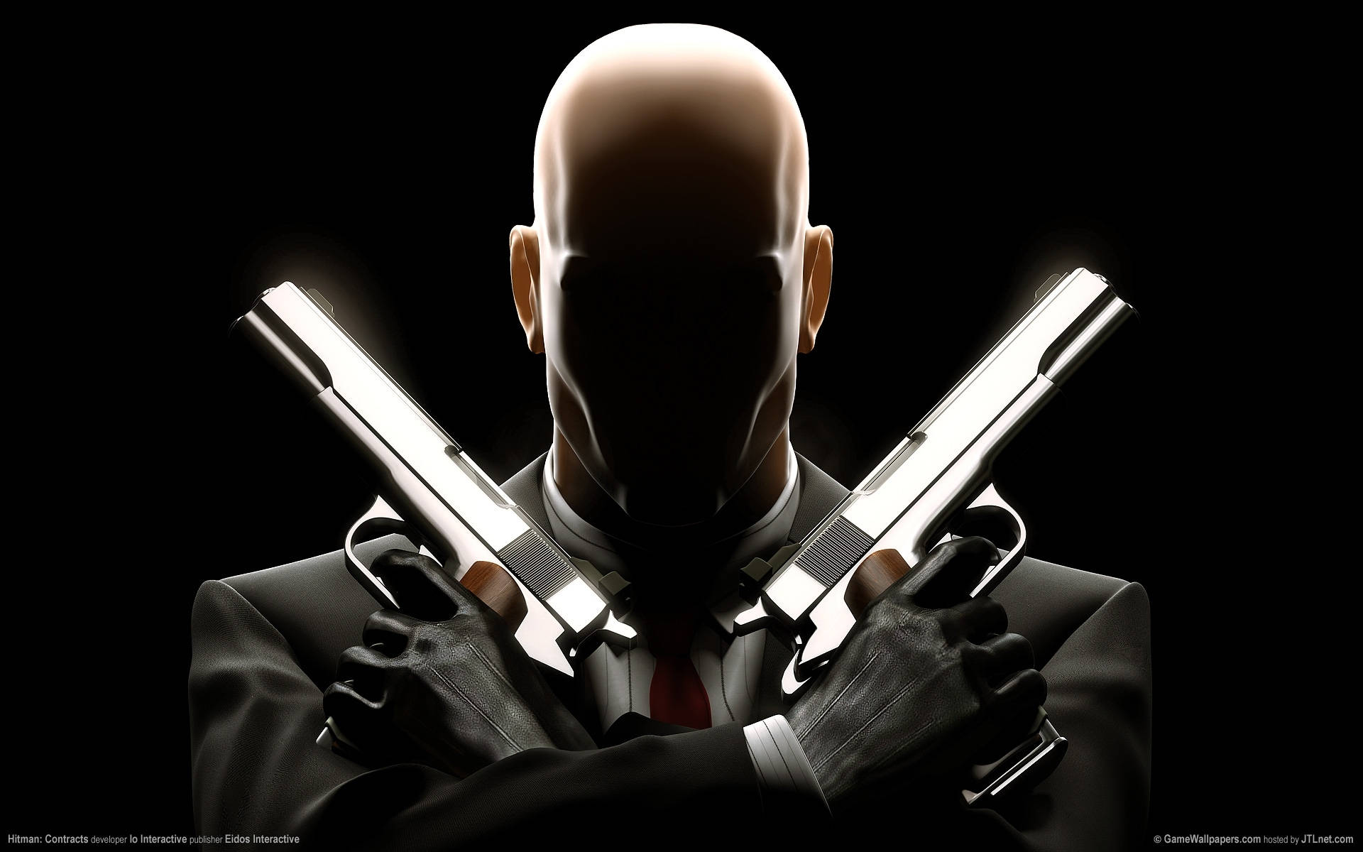 槍枝 桌布 壁紙 — 一個光頭戴面具的刺客穿著西裝，在黑色背景和戲劇性燈光下交叉手持兩把手槍。