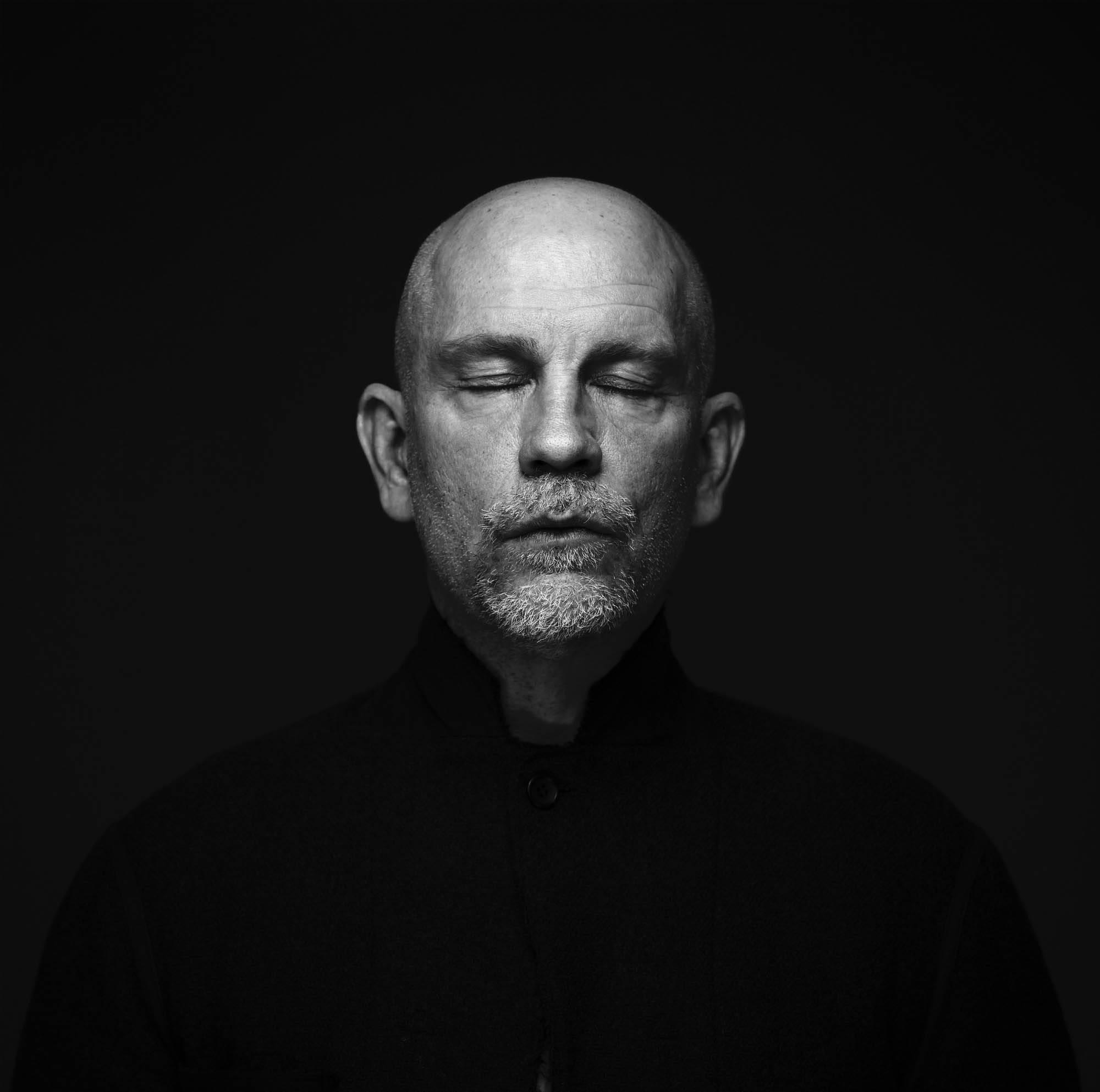 actor 桌布 壁紙 — 一個光頭灰鬍鬚的男人在黑色背景的黑白肖像中閉上眼睛。