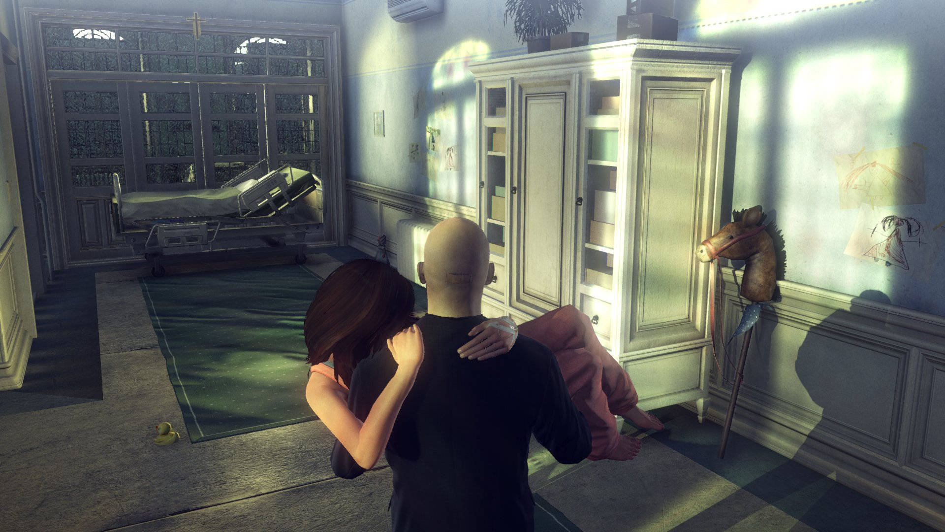 hitman absolution HD 桌布 壁紙 — 一個光頭男人和一個女人在陽光明媚的醫院房間裡擁抱，房間裡有一張床和復古家具。