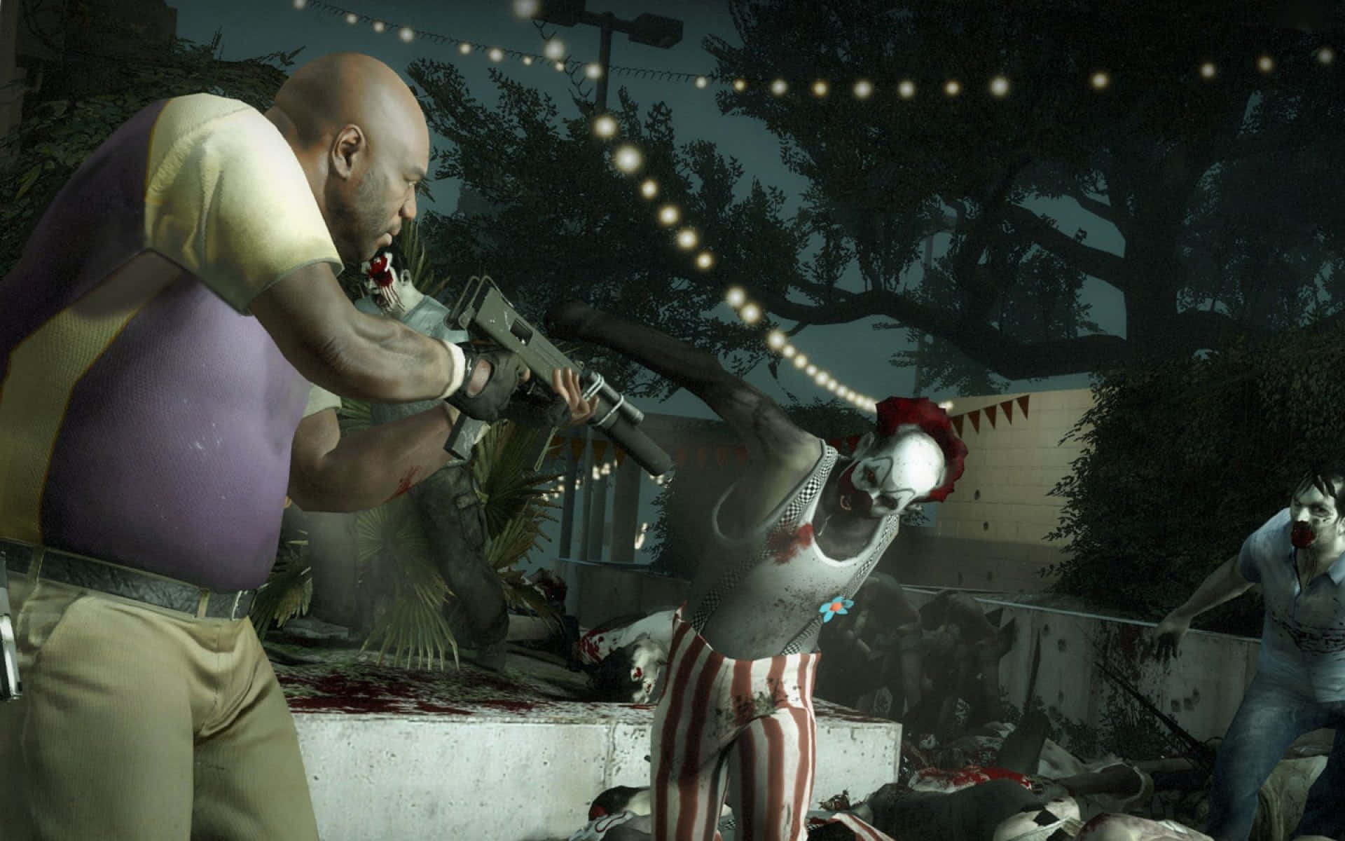 Left 4 Dead Characters 桌布 壁紙 — 一個光頭男人在夜晚的燈串下，在血跡斑斑的後院向小丑殭屍開槍。