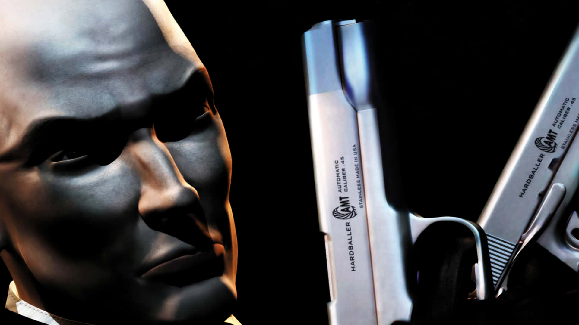 weapon 桌布 壁紙 — 一個光頭男人的強烈面孔特寫，旁邊有兩支銀色手槍，背景是黑色。