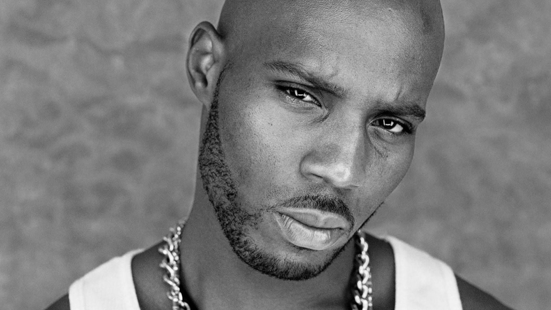 Dmx 桌布 壁紙 — 一個光頭男人的黑白肖像，表情嚴肅，戴著鏈條項鍊和背心。