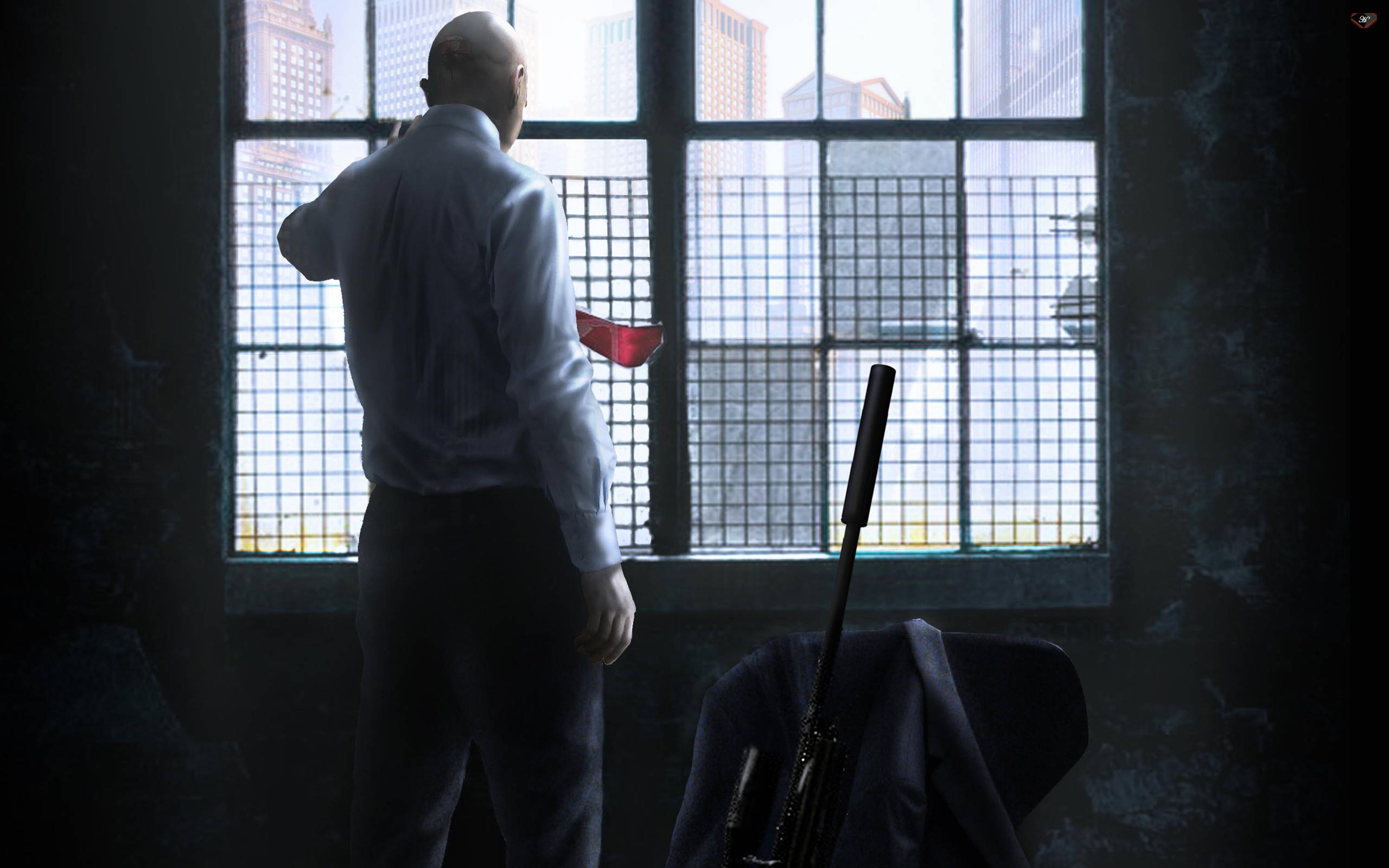 hitman absolution HD 桌布 壁紙 — 一個光頭男人穿著白襯衫，站在有鐵欄的窗邊，手持紅色杯子，俯瞰昏暗燈光下的城市景觀。