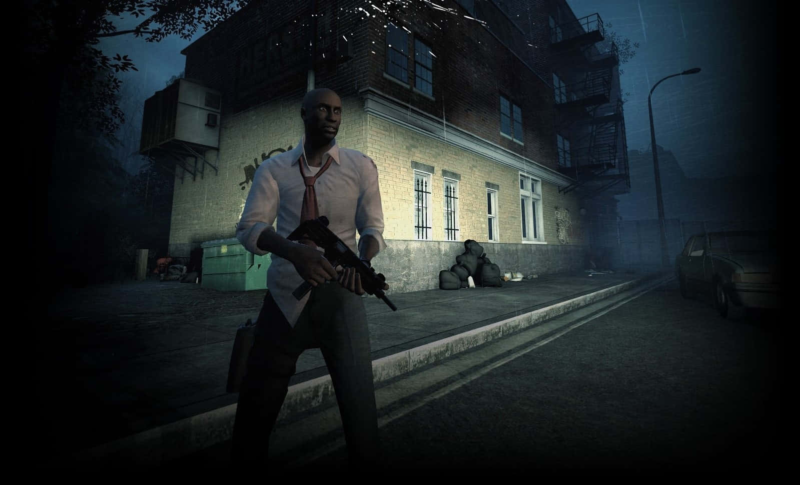 Left 4 Dead Characters 桌布 壁紙 — 一個光頭男人穿著白襯衫打領帶，在夜晚霧濛濛的城市街道上，靠近一棟有防火梯的磚造建築物，手持步槍。
