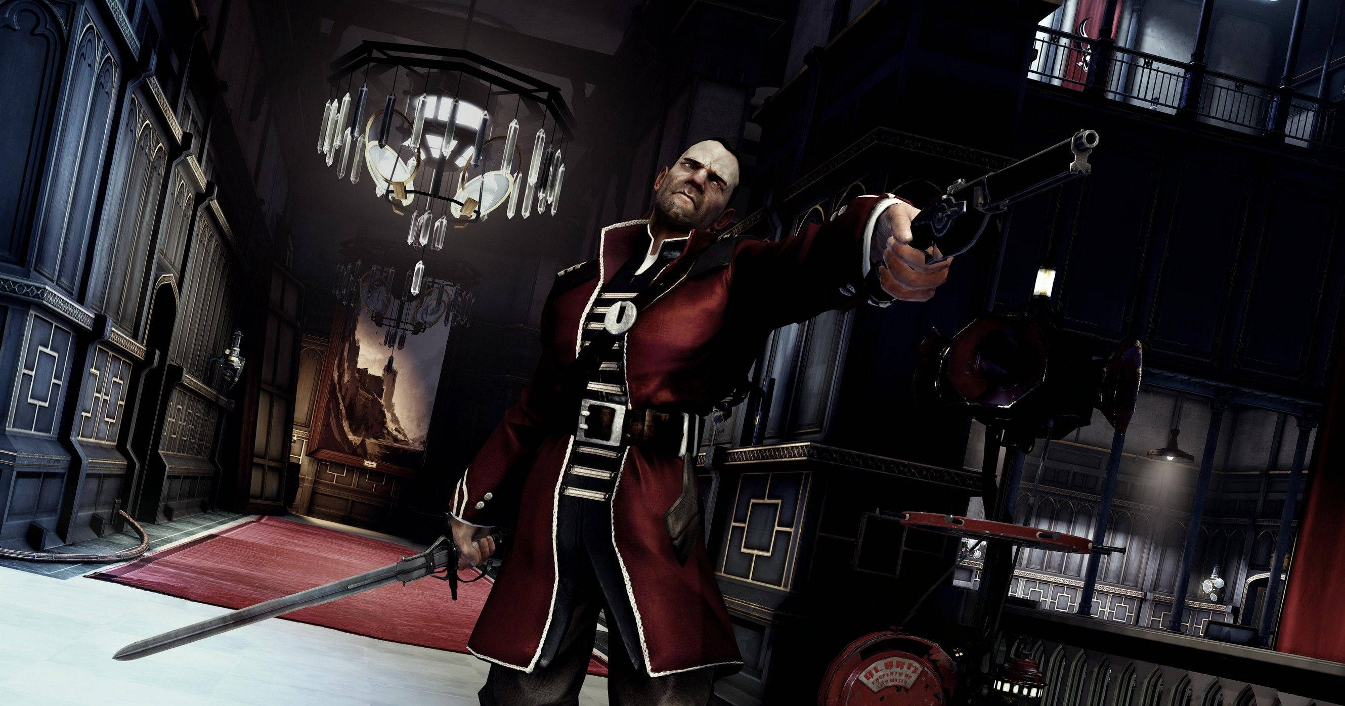 Dishonored 2 桌布 壁紙 — 一個光頭男人穿著紅色外套，在昏暗的哥德式豪宅中揮舞著劍和手槍，周圍有華麗的吊燈。