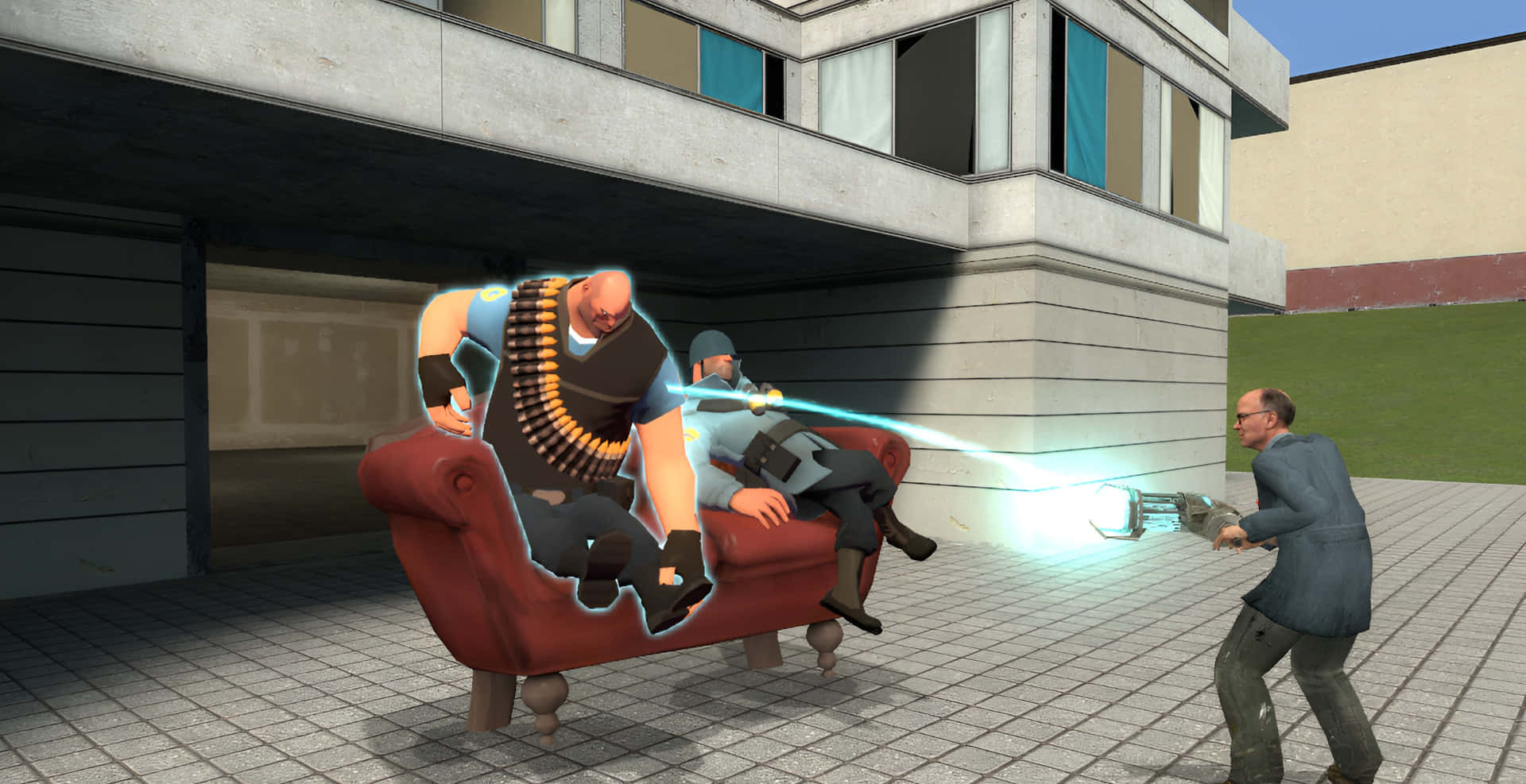 Gaming Mods 桌布 壁紙 — 一個光頭男人穿著背心，坐在現代庭院中的紅色沙發上，向另一個男人發射發光武器。