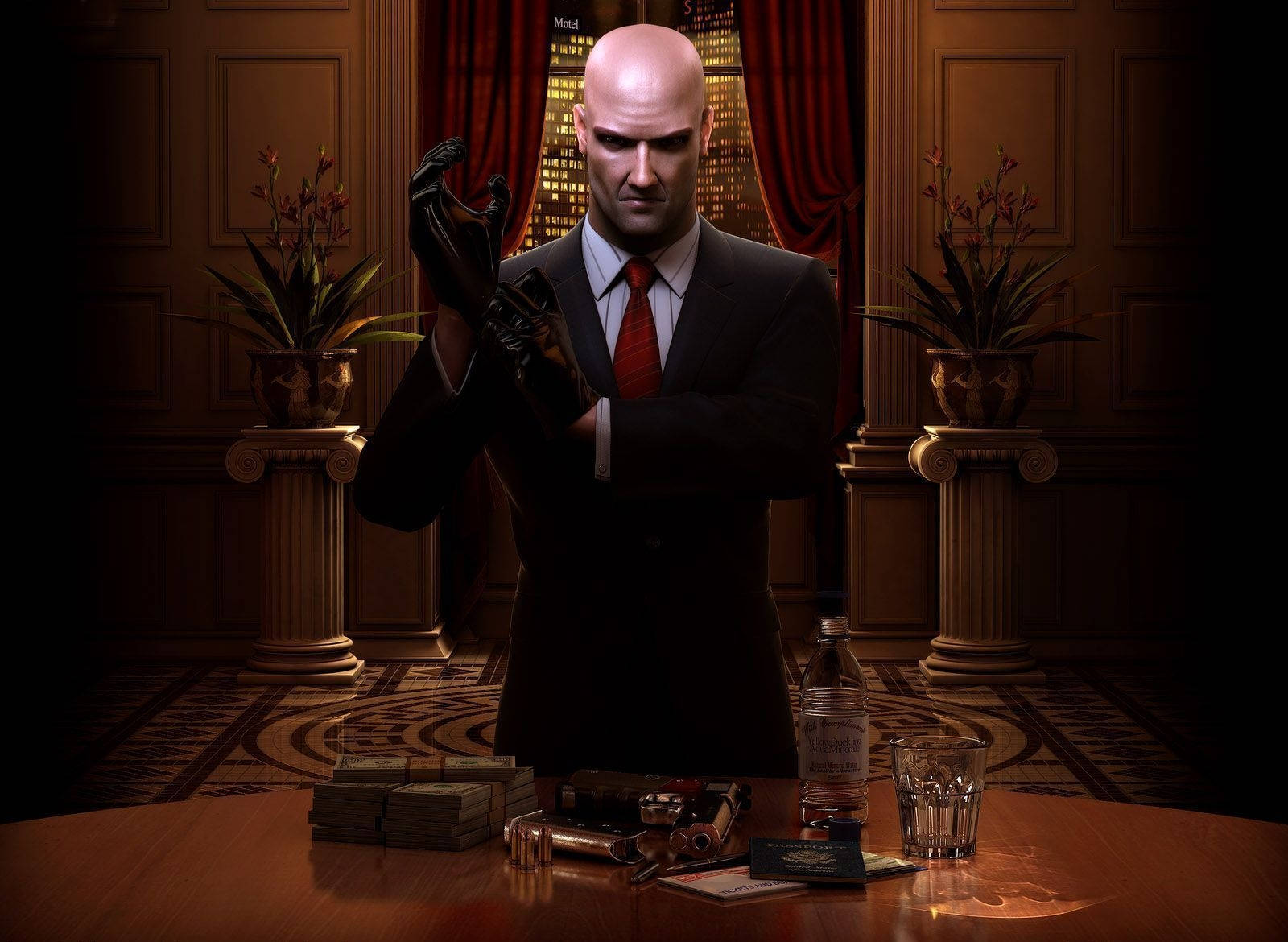 Hitman Agent 47 桌布 壁紙 — 一個光頭男人穿著西裝，在一個燈光昏暗、裝飾華麗的房間裡戴上黑色手套，房間裡有紅色窗簾和桌上堆積的現金。
