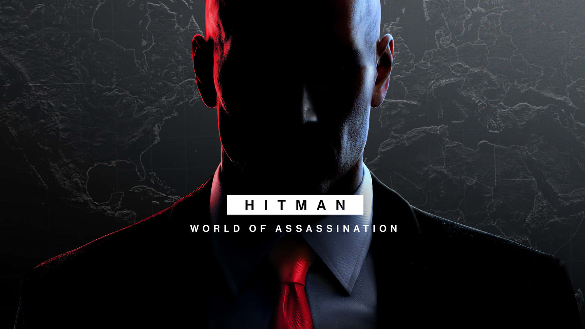 1920x1080 Hitman 2 桌布 壁紙 — 一個光頭男人穿著西裝和紅色領帶的剪影，背景是深色大理石，身後隱約可見世界地圖。