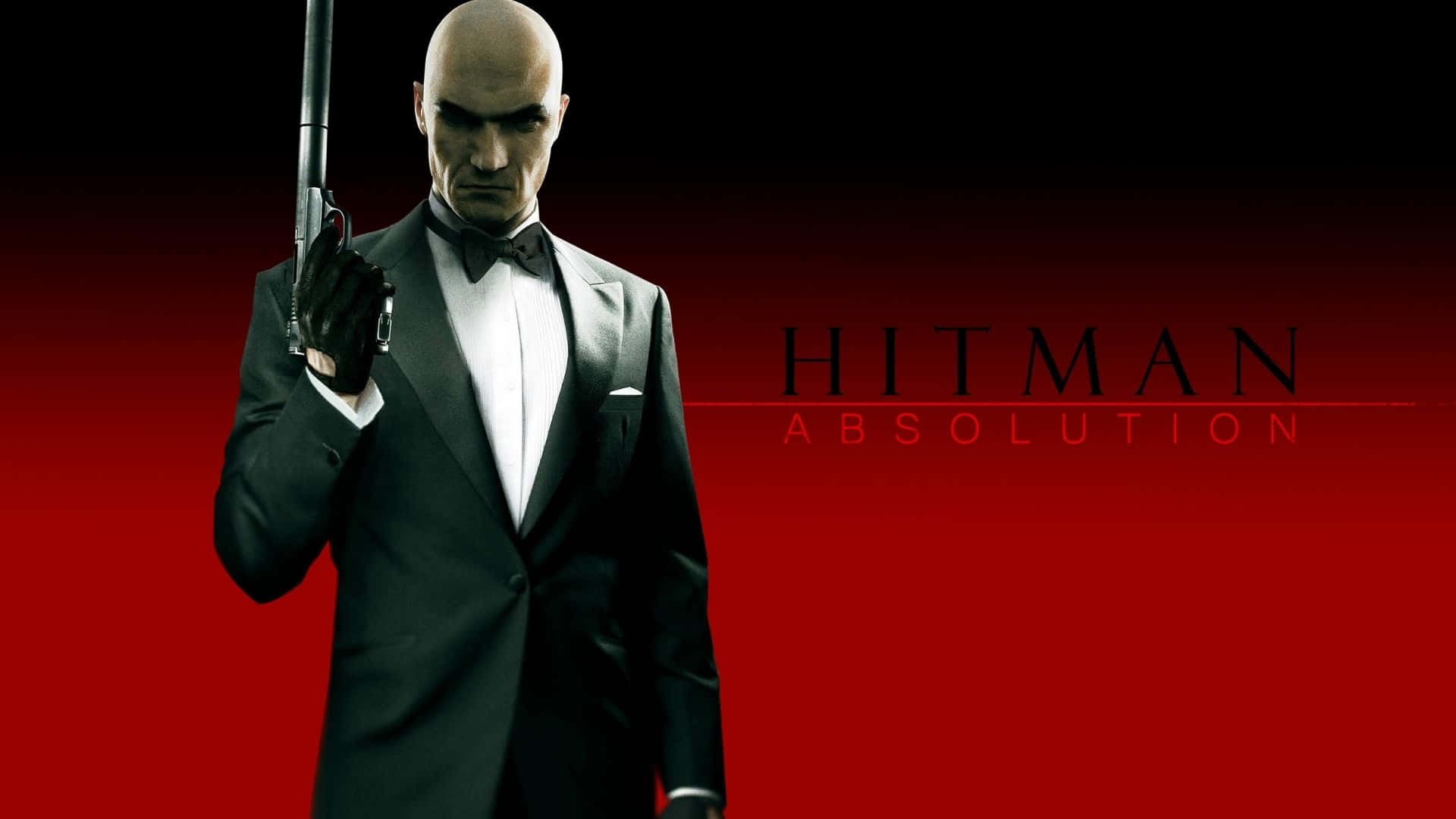 1920x1080 Hitman Absolution 桌布 壁紙 — 一個光頭男人穿著黑色燕尾服，手持手槍，背景是紅色漸變，帶有'Hitman Absolution'文字。