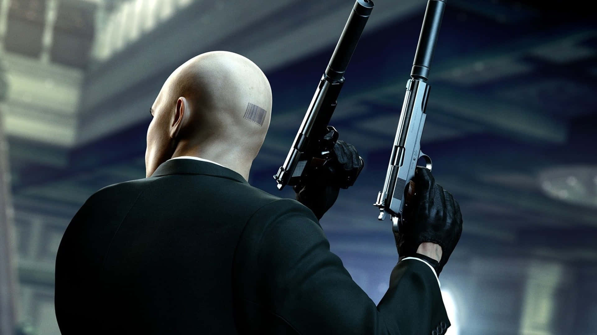 1920x1080 Hitman 2 桌布 壁紙 — 一個光頭男人穿著黑色西裝，在昏暗的城市環境中手持兩把手槍。