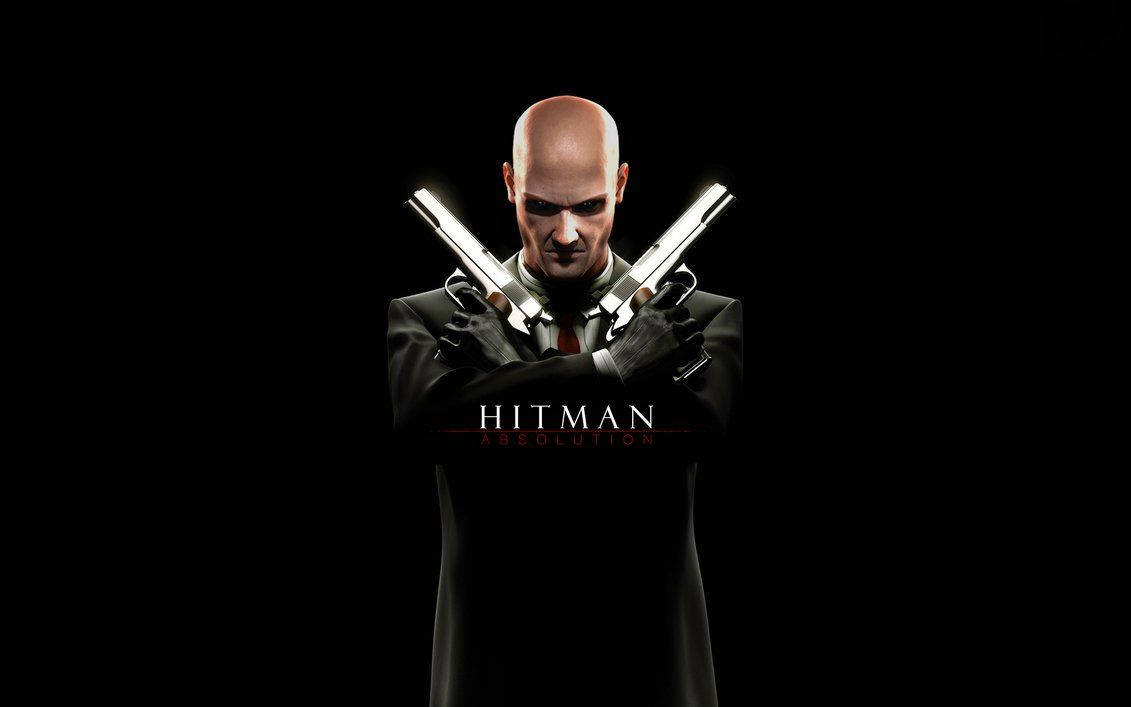 Hitman Absolution 桌布 壁紙 — 一個光頭男人穿著黑色西裝，在深色背景前，雙手交叉握著兩把銀色手槍放在胸前。