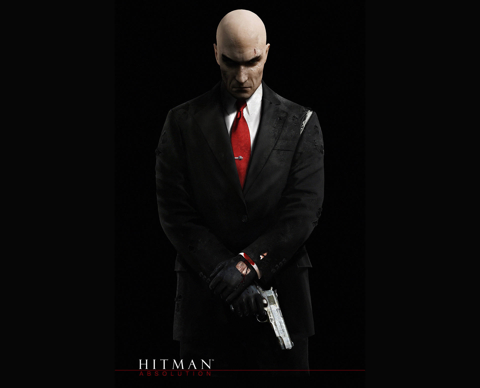 hitman absolution HD 桌布 壁紙 — 一個光頭男人穿著黑色西裝和紅色領帶，在黑暗背景下持槍，表情嚴肅。