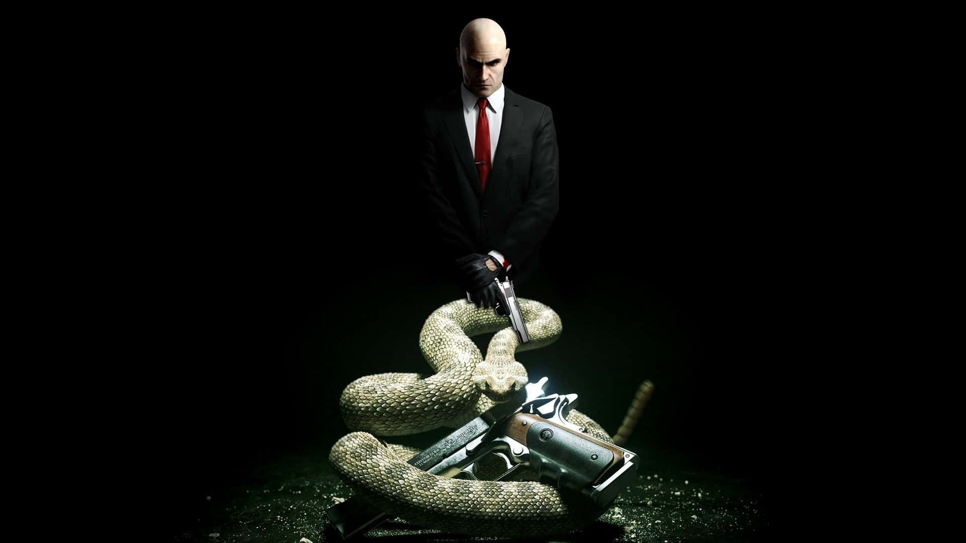 1920x1080 Hitman Absolution 桌布 壁紙 — 一個光頭男人穿著黑色西裝和紅色領帶，站在一條盤繞的蛇上，手持槍支，周圍散落著其他槍械。