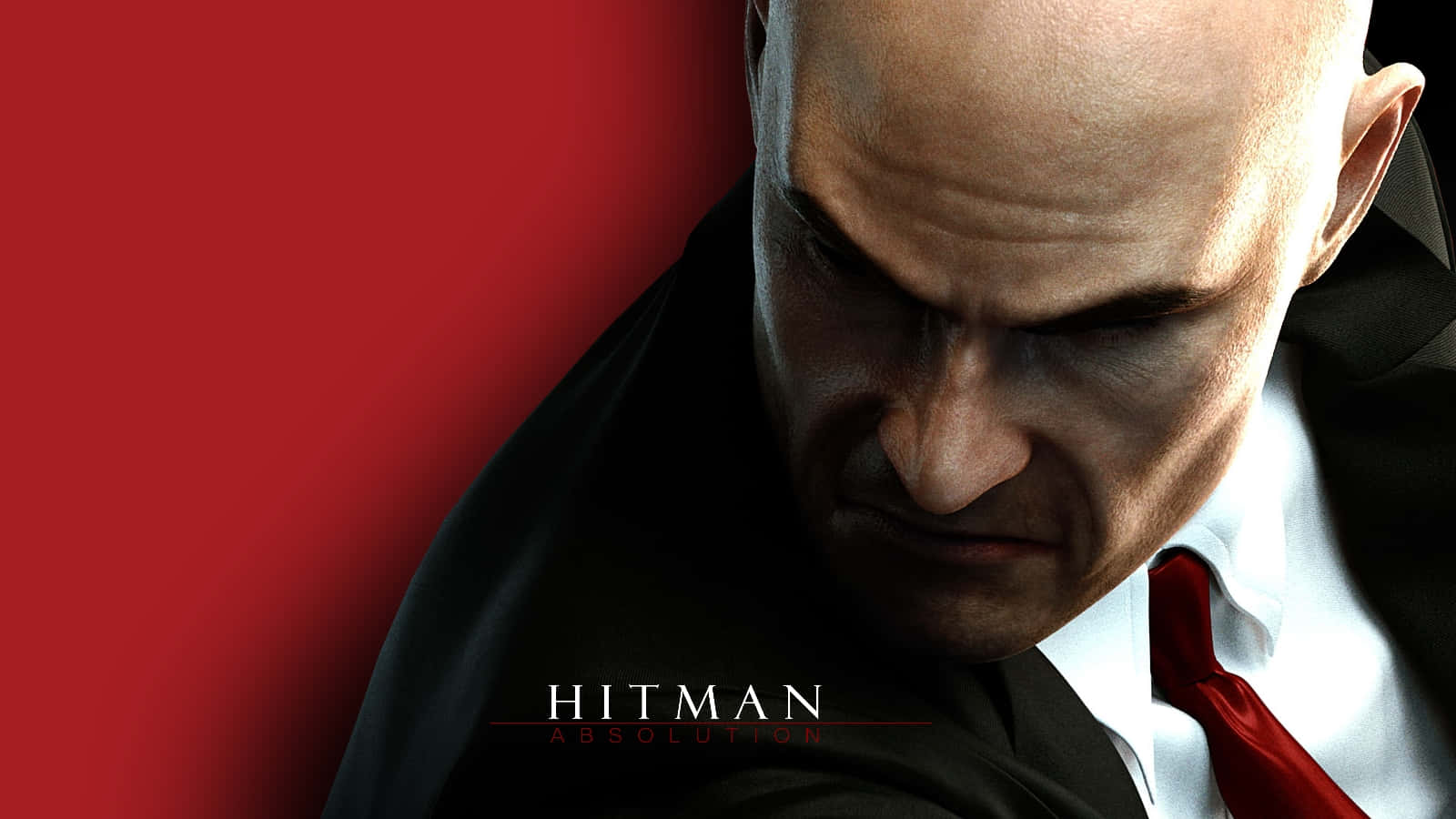 1080p Hitman Absolution 桌布 壁紙 — 一個光頭男人穿著黑色西裝和紅色領帶，在帶有Hitman Absolution標誌的鮮紅色背景下凝視著。