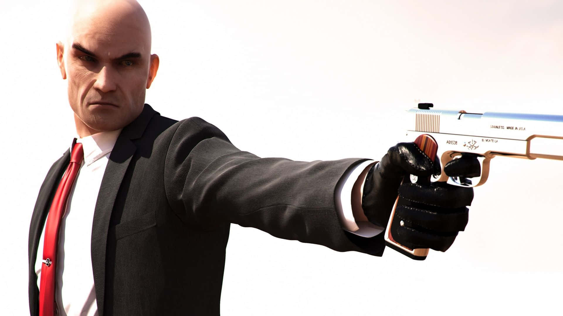 1920x1080 Hitman Absolution 桌布 壁紙 — 一個光頭男人穿著黑色西裝和紅色領帶，在純白色背景上以專注而強烈的表情瞄準一把銀色手槍。