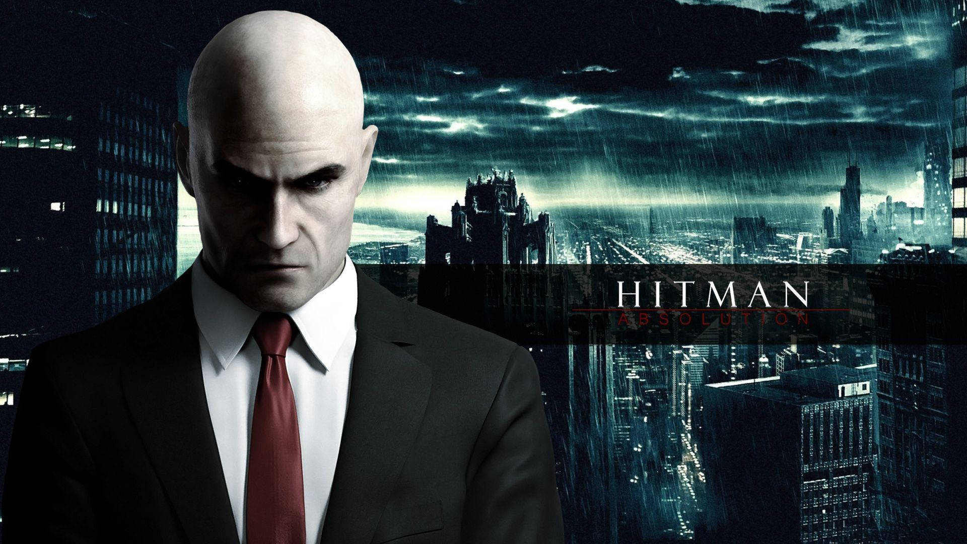 Hitman Absolution 桌布 壁紙 — 一個光頭男人穿著黑色西裝和紅色領帶，站在風雨交加、霓虹燈閃爍的城市景觀前，天空風暴來襲。