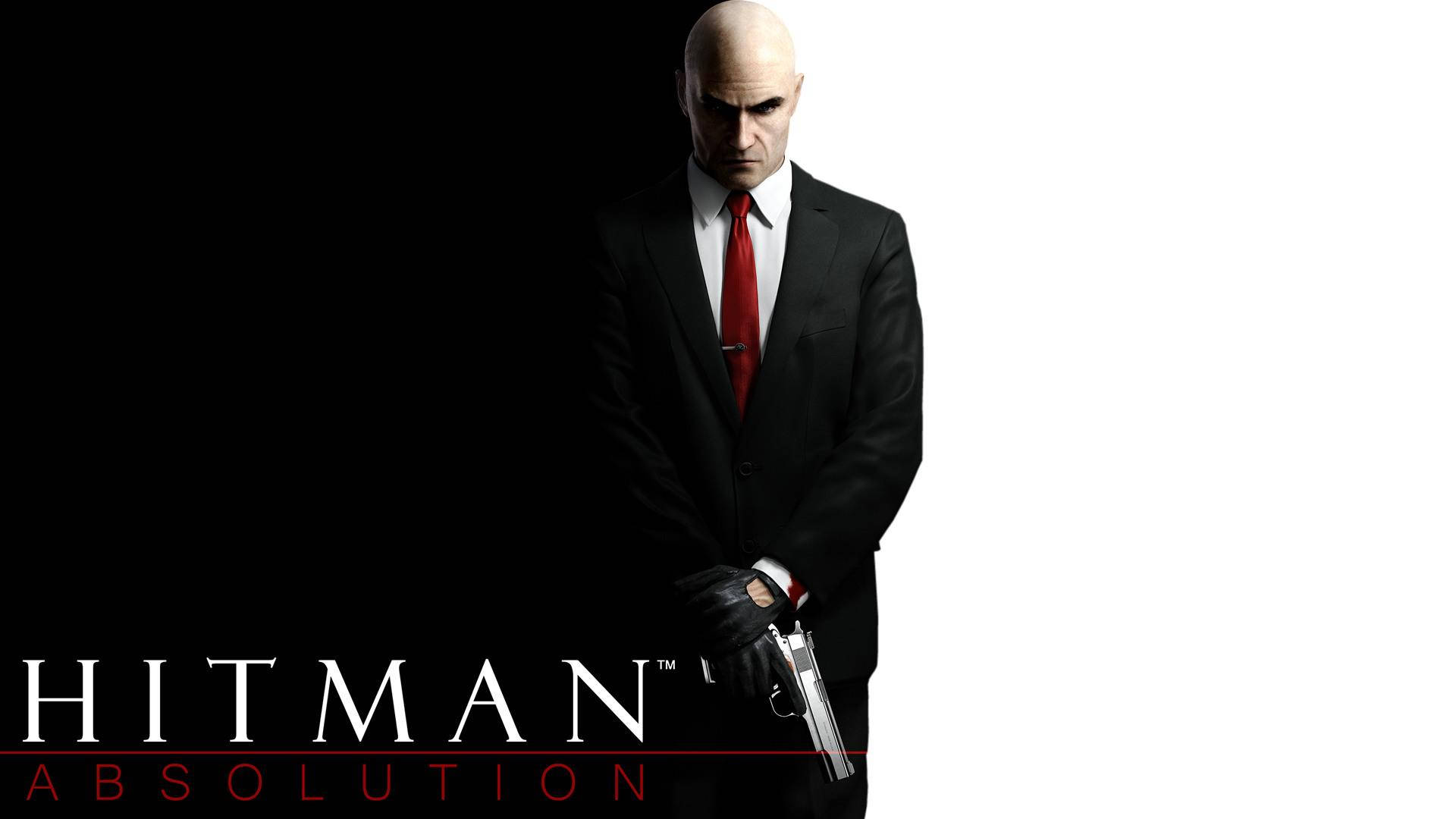 hitman absolution HD 桌布 壁紙 — 一個光頭男人穿著黑色西裝和紅色領帶，在黑白背景下拿著手槍，並帶有 'Hitman Absolution' 文字。