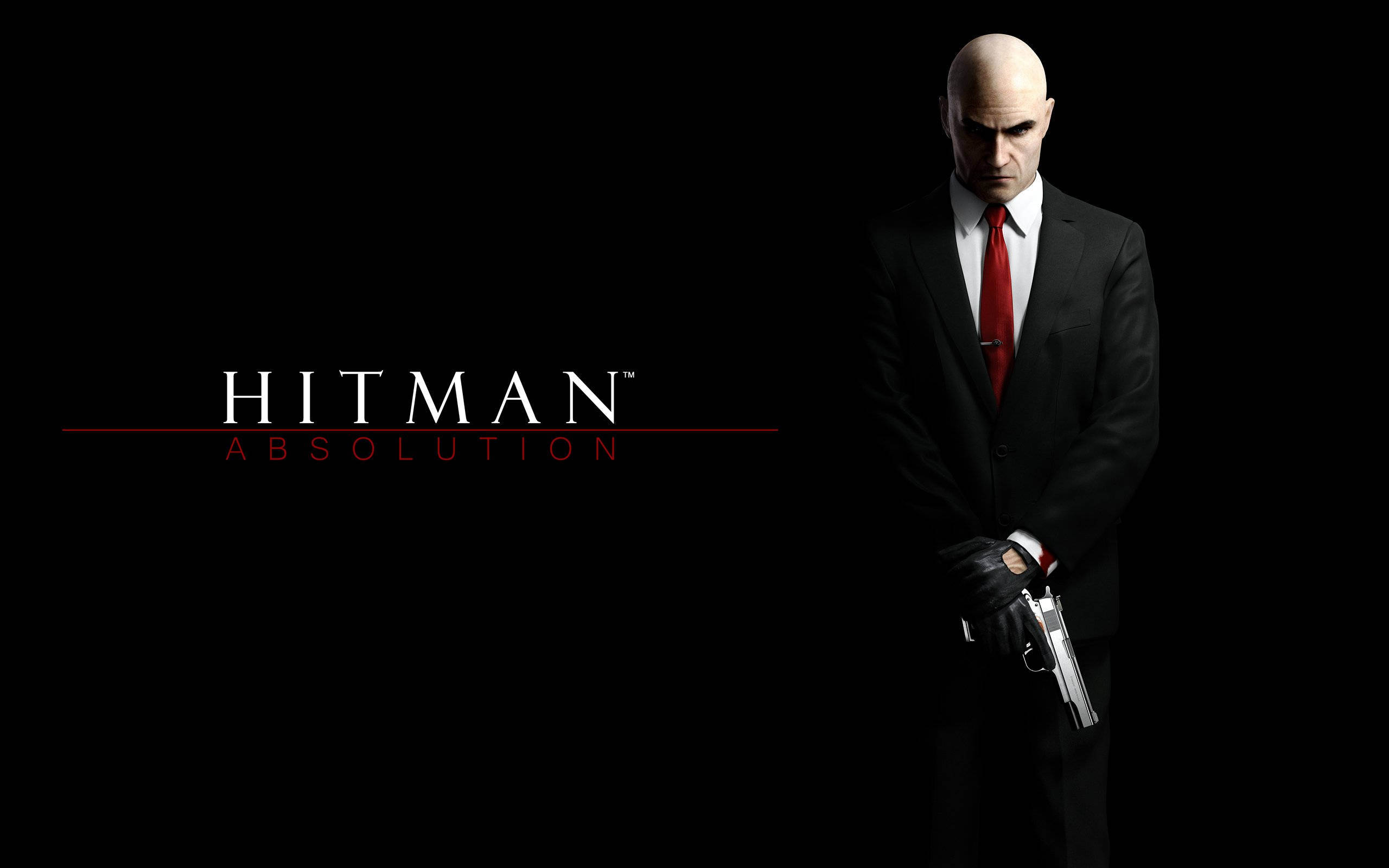hitman absolution HD 桌布 壁紙 — 一個光頭男人穿著黑色西裝和紅色領帶，在黑色背景上拿著手槍，並有Hitman Absolution標誌。