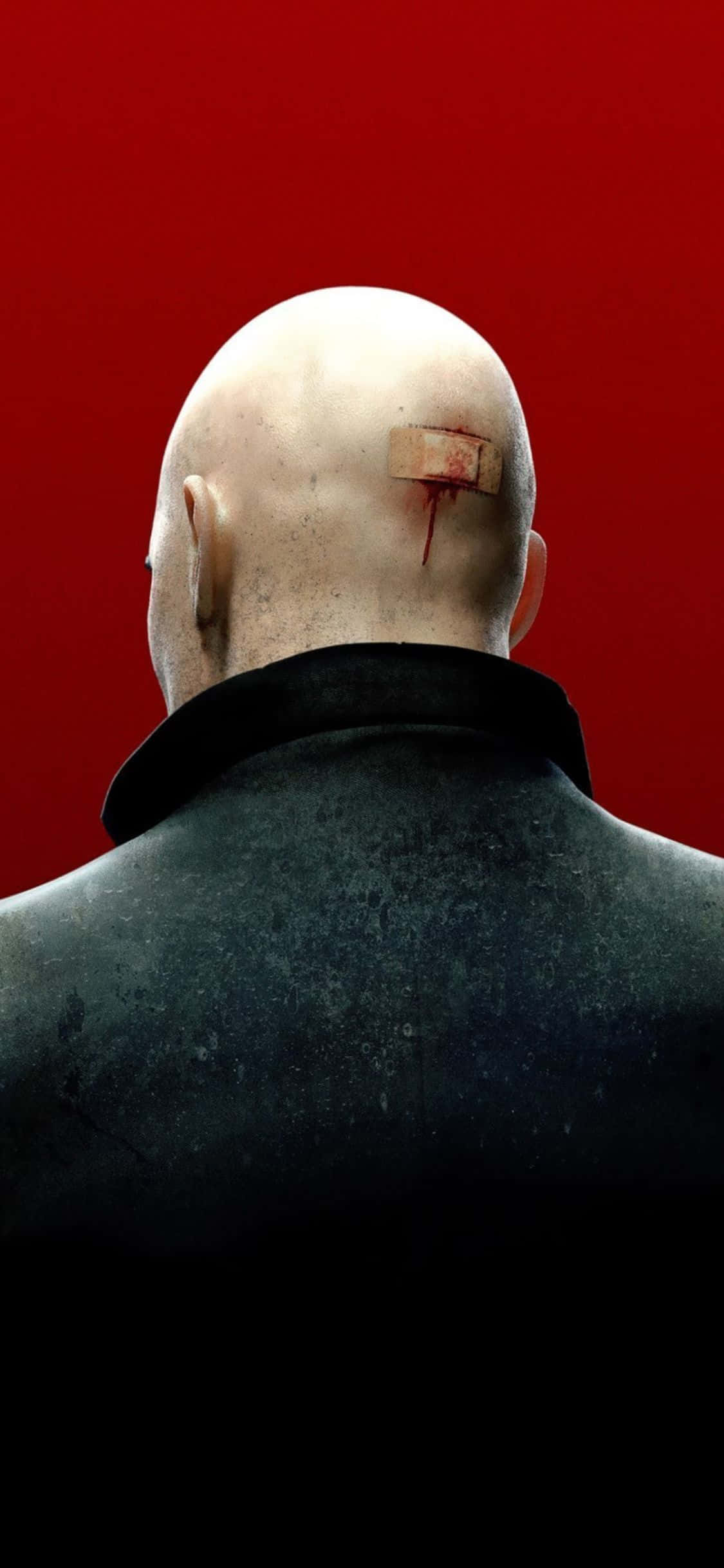 iPhone X Hitman Absolution 桌布 壁紙 — 一個光頭男人身穿深色外套，頭上纏著血跡斑斑的繃帶，背景是鮮紅色。