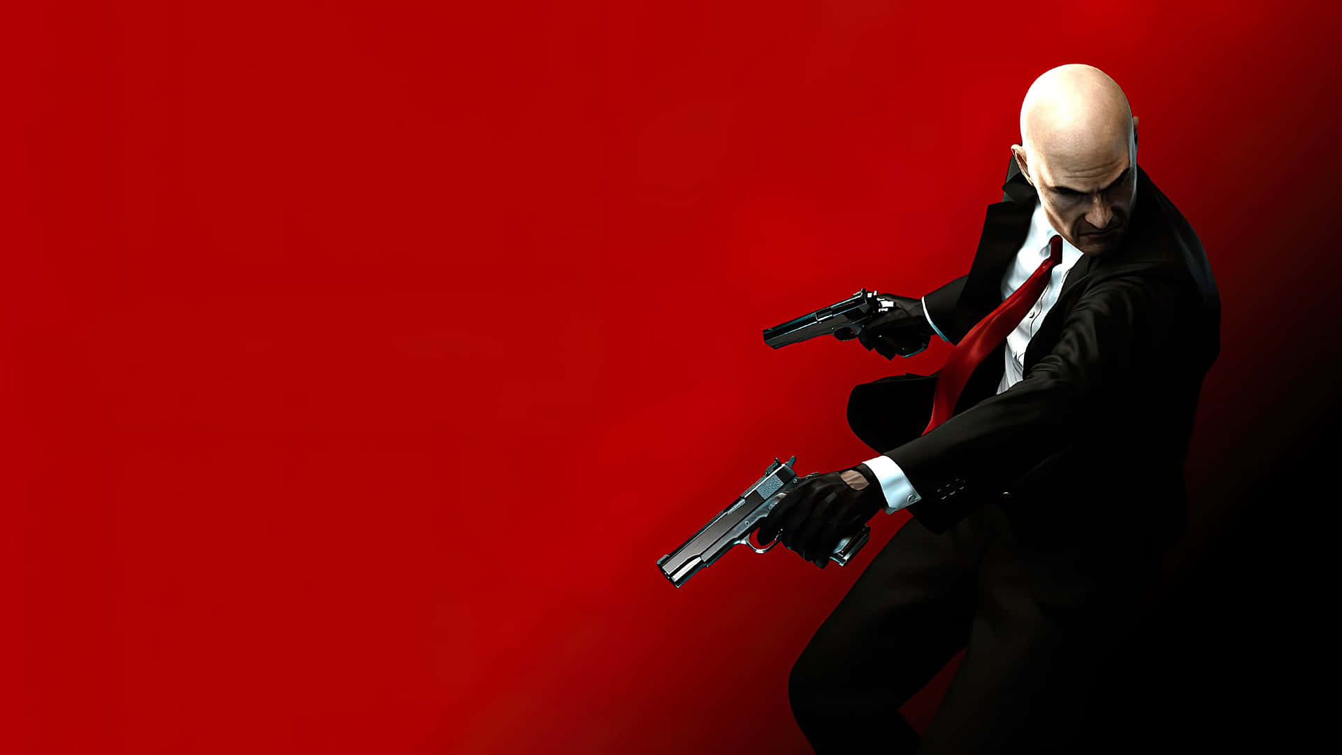 HD Hitman Absolution 桌布 壁紙 — 一個光頭男人身穿黑色西裝和紅色領帶，在鮮紅色背景前瞄準兩把手槍。