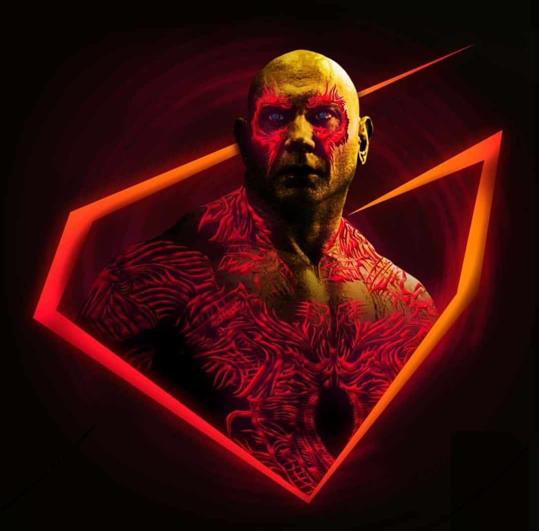 Drax 桌布 壁紙 — 一個光頭男子，身上有發光的紅色部落紋身，在黑暗旋轉的背景中，於一個發光的橙色六邊形框架內凝視著。
