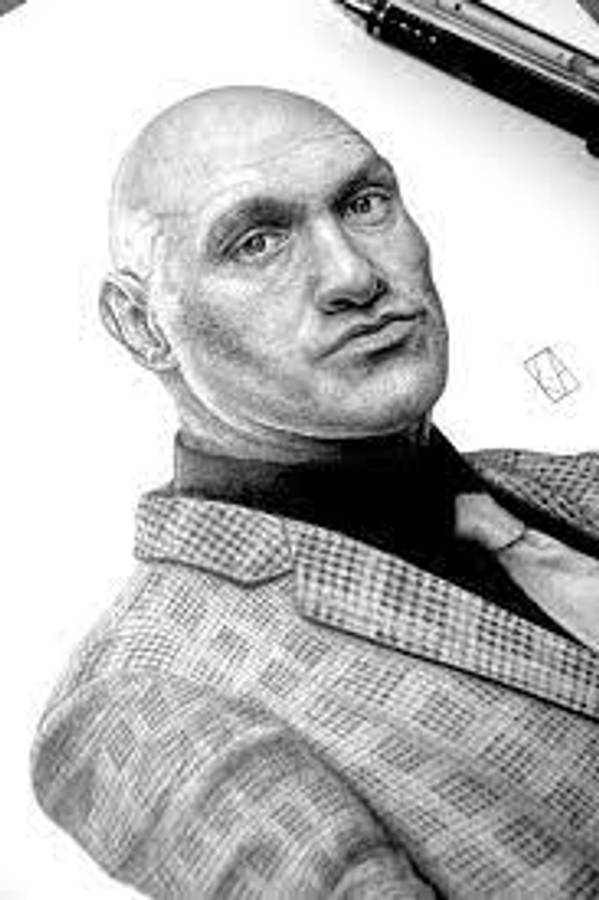 Tyson Fury 桌布 壁紙 — 一個光頭男子穿著格紋西裝外套的詳細鉛筆素描，附近有筆和紙。